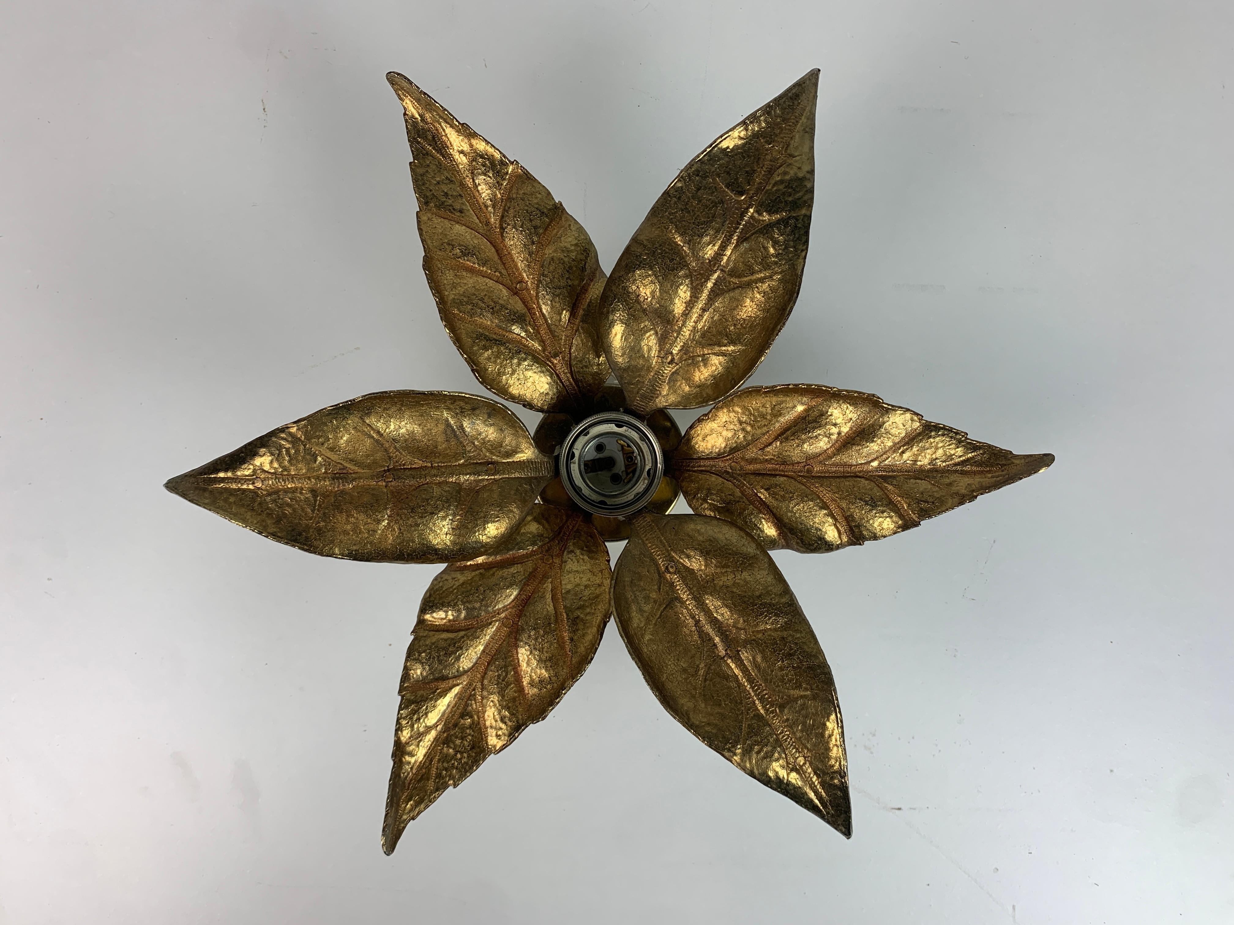 A brass floral Florentine wall sconce attributed often to Willy Daro for Massive Lighting, Belgium 1970s. This iconic wall light is easy to use. A true Hollywood Regency vintage piece. The brass has a lovely patina and the lamp is in great working