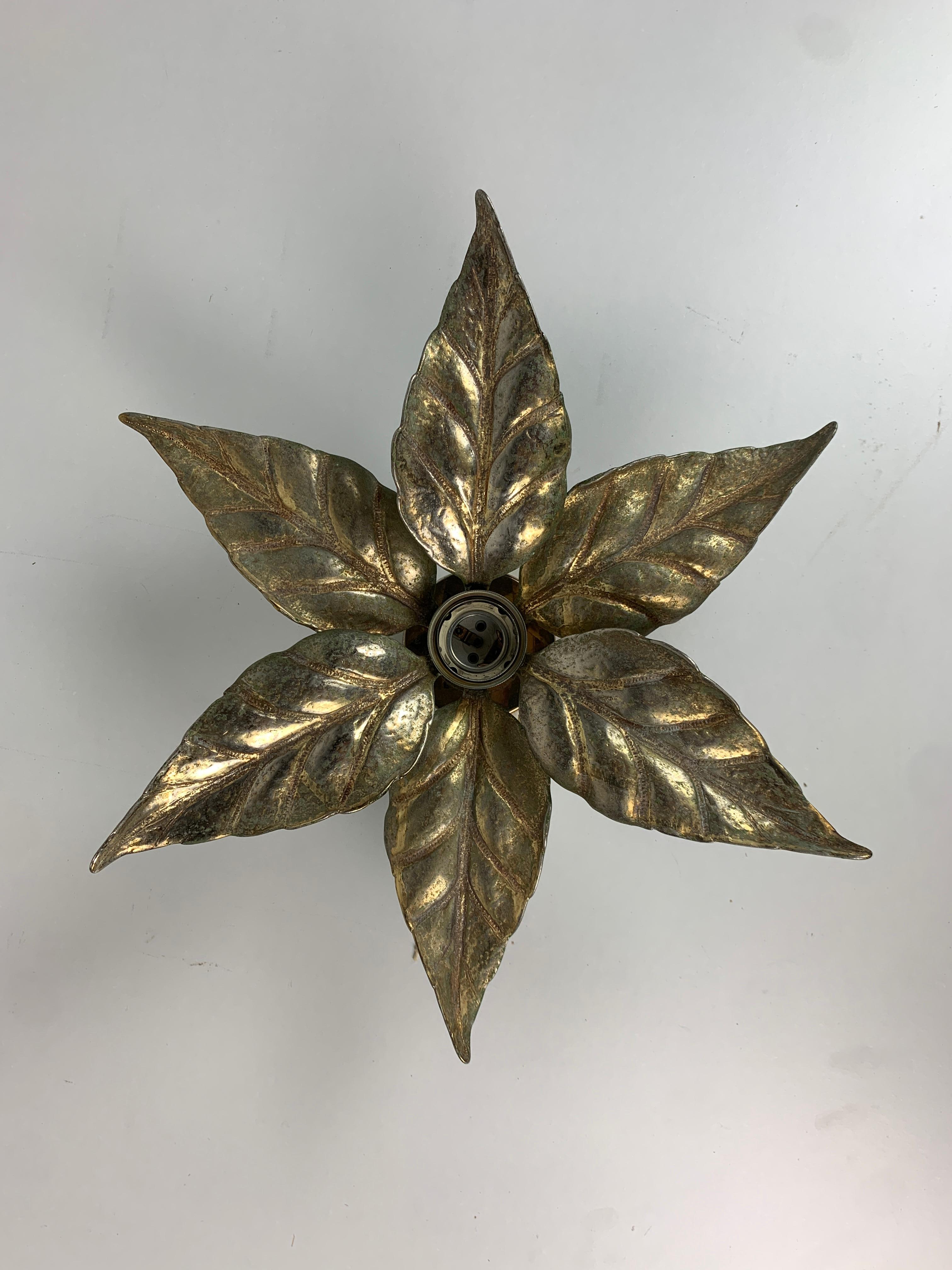 Un'applique Florentine floreale in ottone attribuita spesso a Willy Daro per Massive Lighting, Belgio anni '70. Questa iconica lampada da parete è facile da usare. Un vero pezzo d'epoca Hollywood Regency. L'ottone ha una bella patina e la lampada è