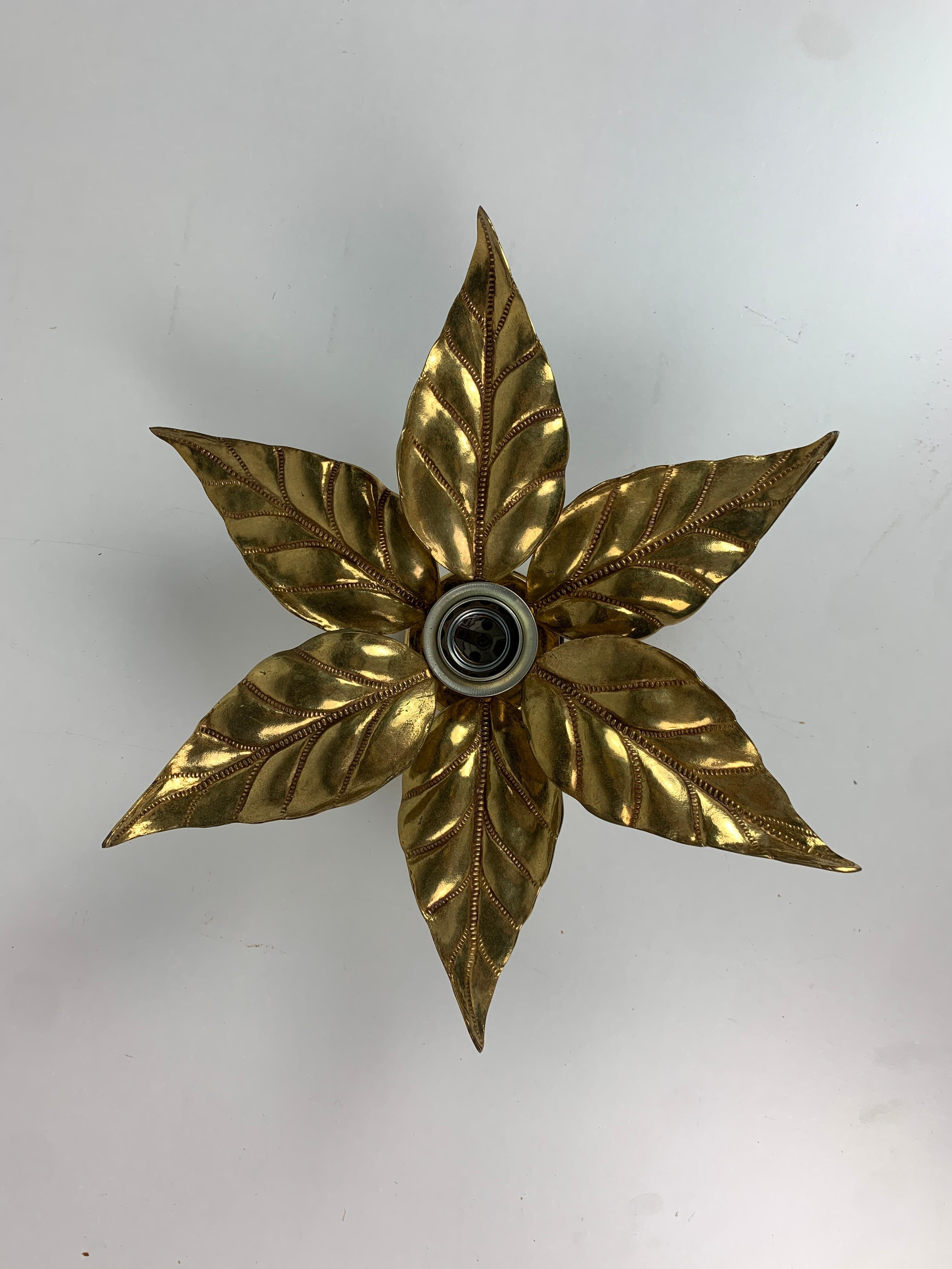 Un'applique Florentine floreale in ottone attribuita spesso a Willy Daro per Massive Lighting, Belgio anni '70. Questa iconica lampada da parete è facile da usare. Un vero pezzo d'epoca Hollywood Regency. L'ottone ha una bella patina e la lampada è
