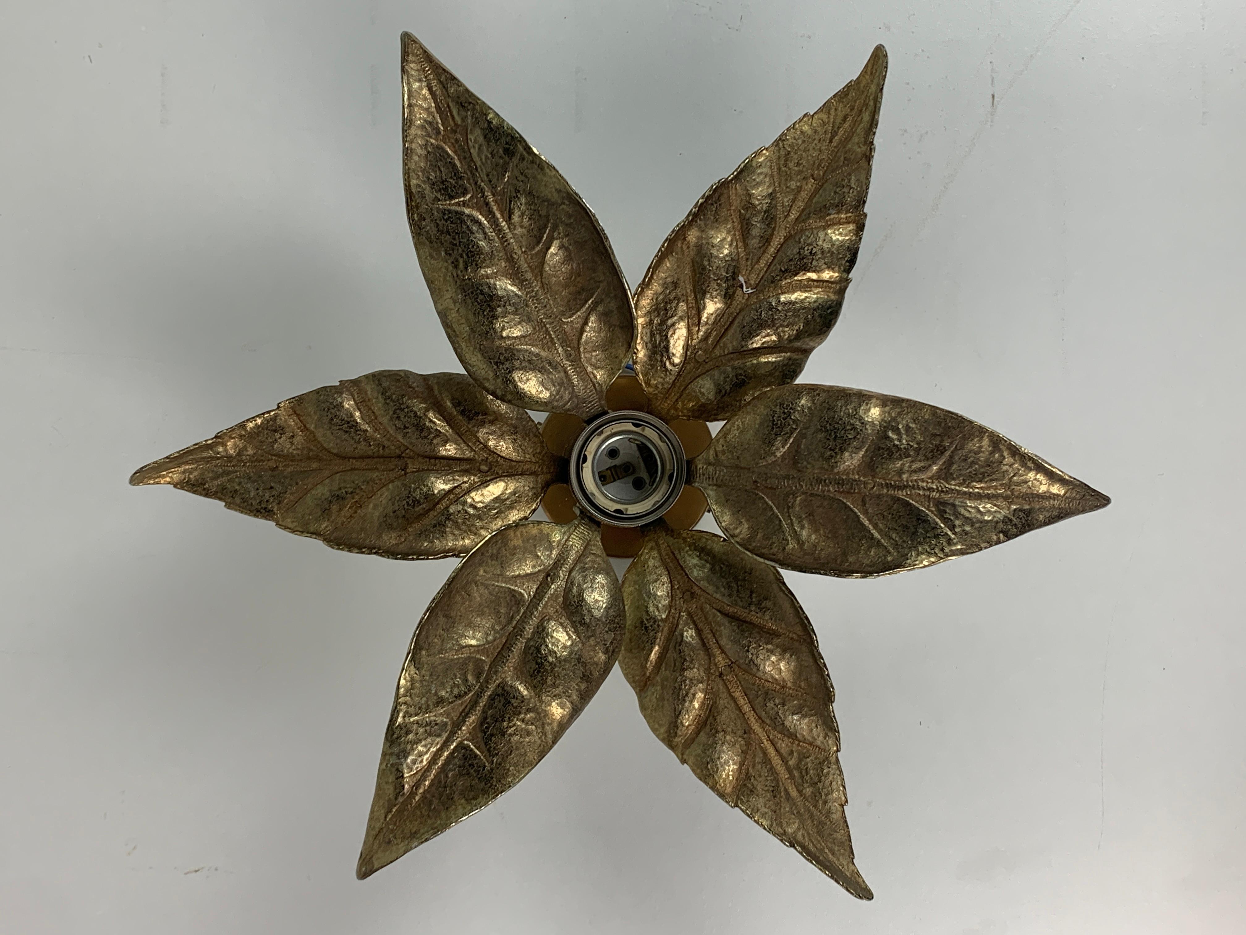 Hollywood Regency Applique Florentine in ottone con fiori di Willy Daro per Massive Lighting, Belgio in vendita