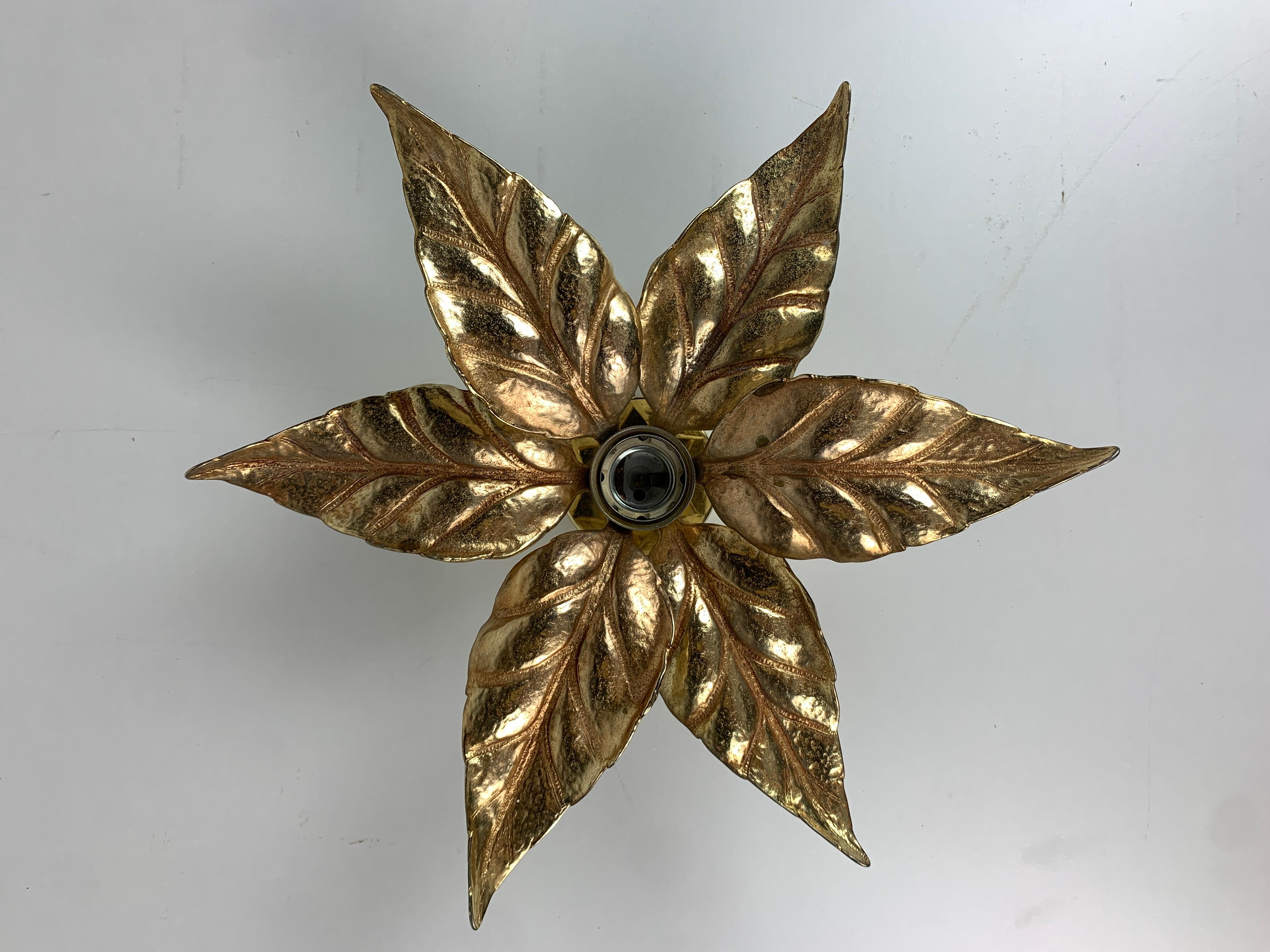 Hollywood Regency Applique Florentine in ottone con fiori di Willy Daro per Massive Lighting, Belgio in vendita