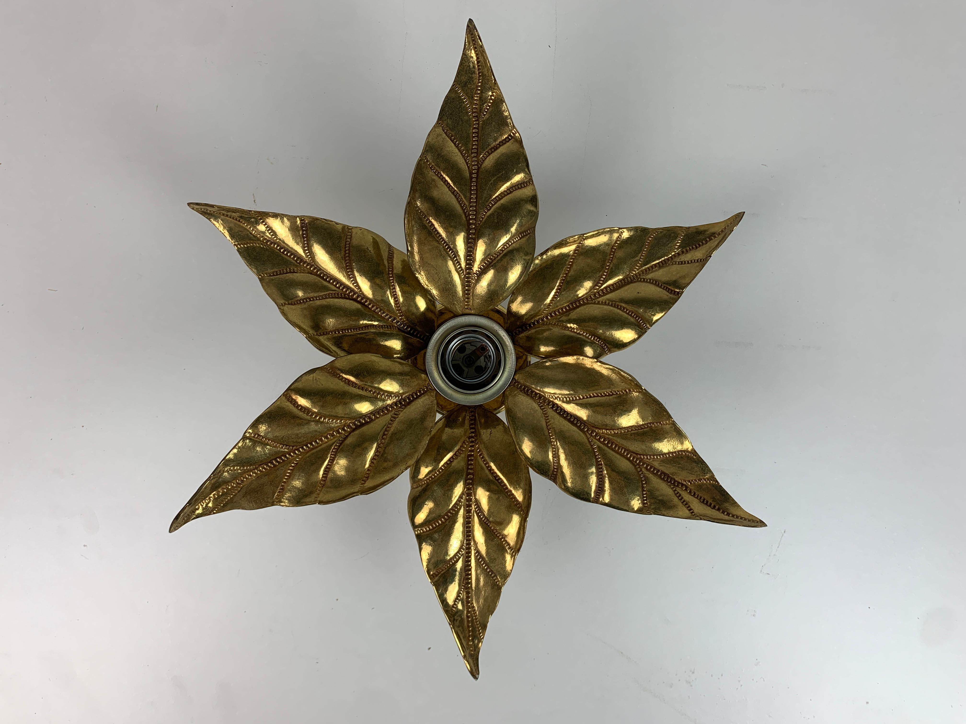 Hollywood Regency Applique Florentine in ottone con fiori di Willy Daro per Massive Lighting, Belgio in vendita