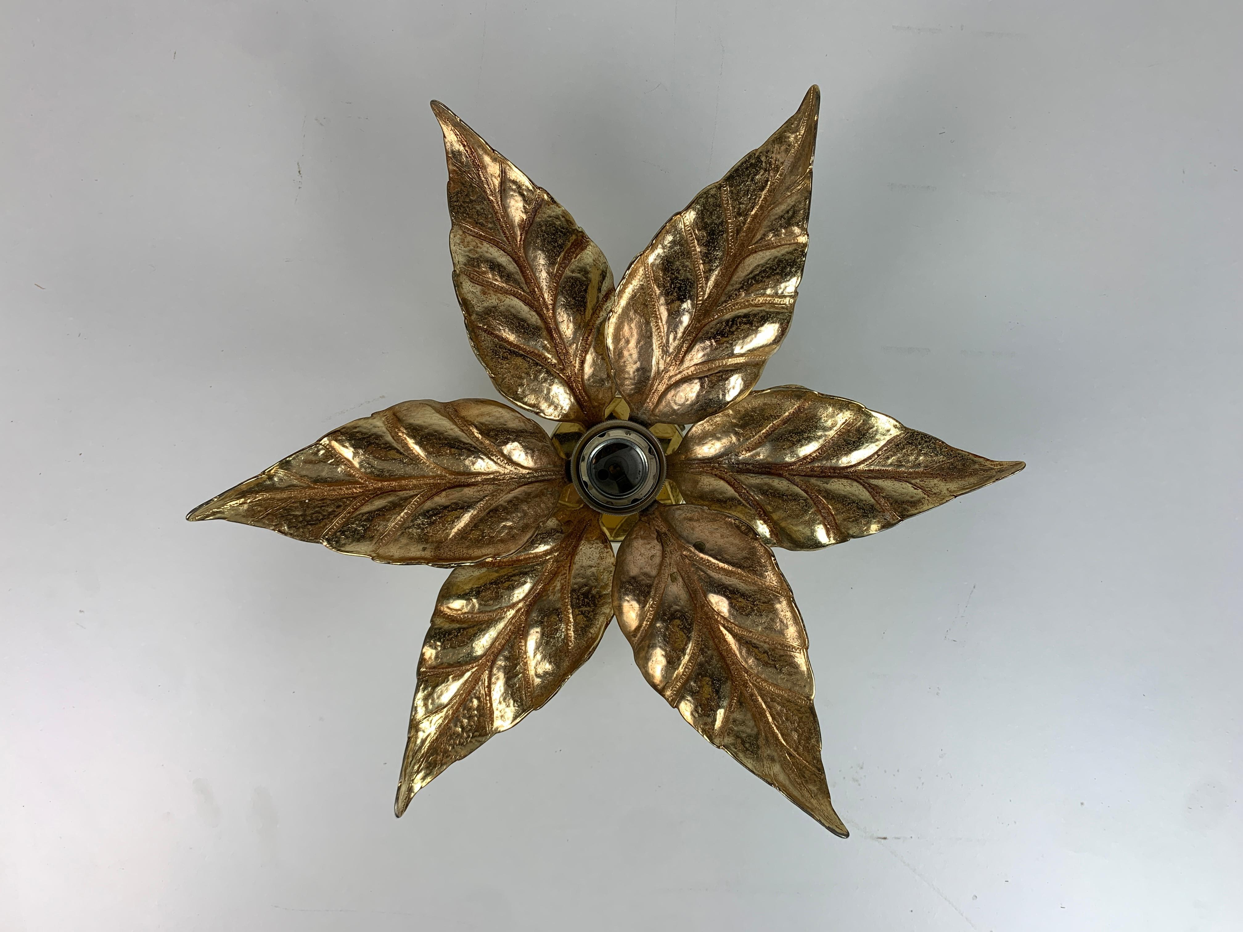 Belga Applique Florentine in ottone con fiori di Willy Daro per Massive Lighting, Belgio in vendita