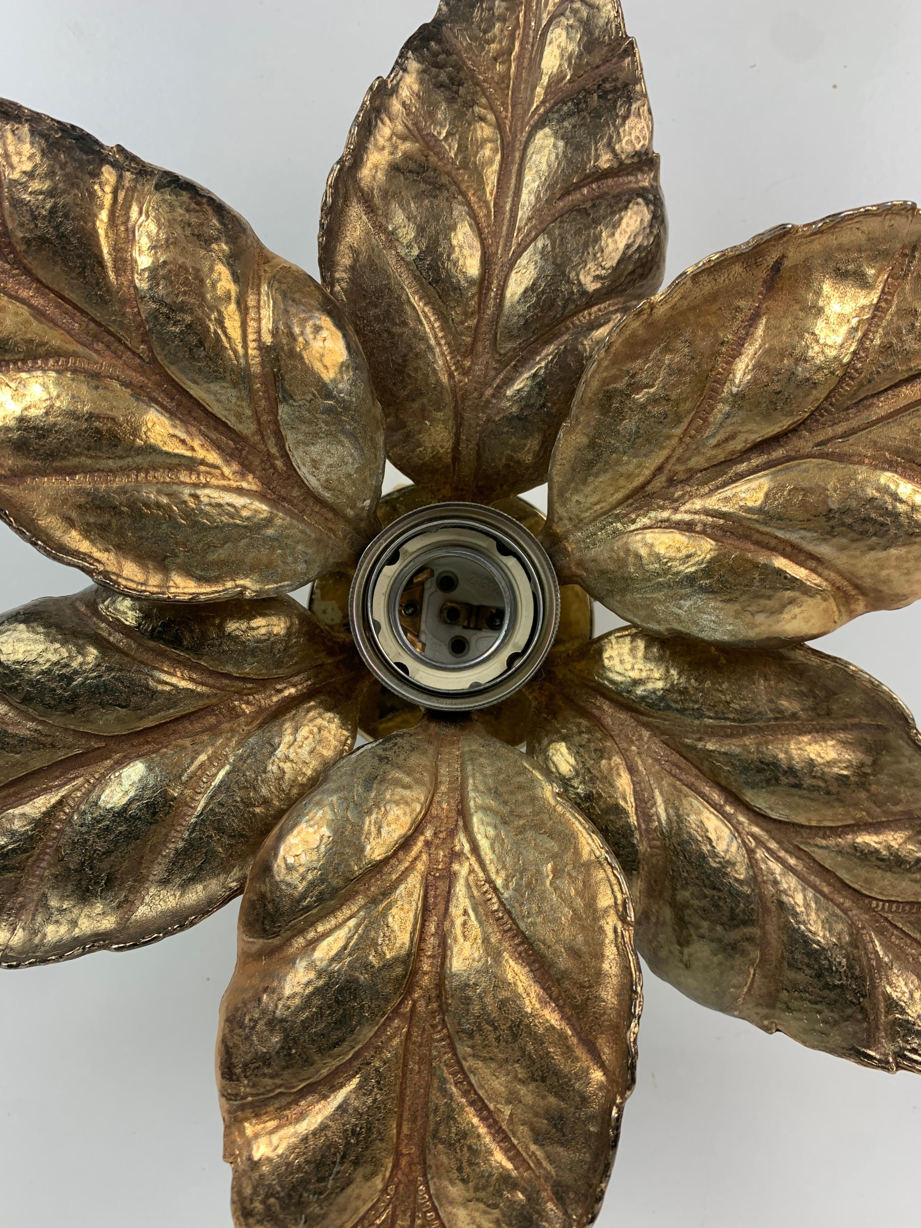 Florentine brass floral wall sconce by Willy Daro for Massive Lighting, Belgium In Good Condition For Sale In Zaandam, NL