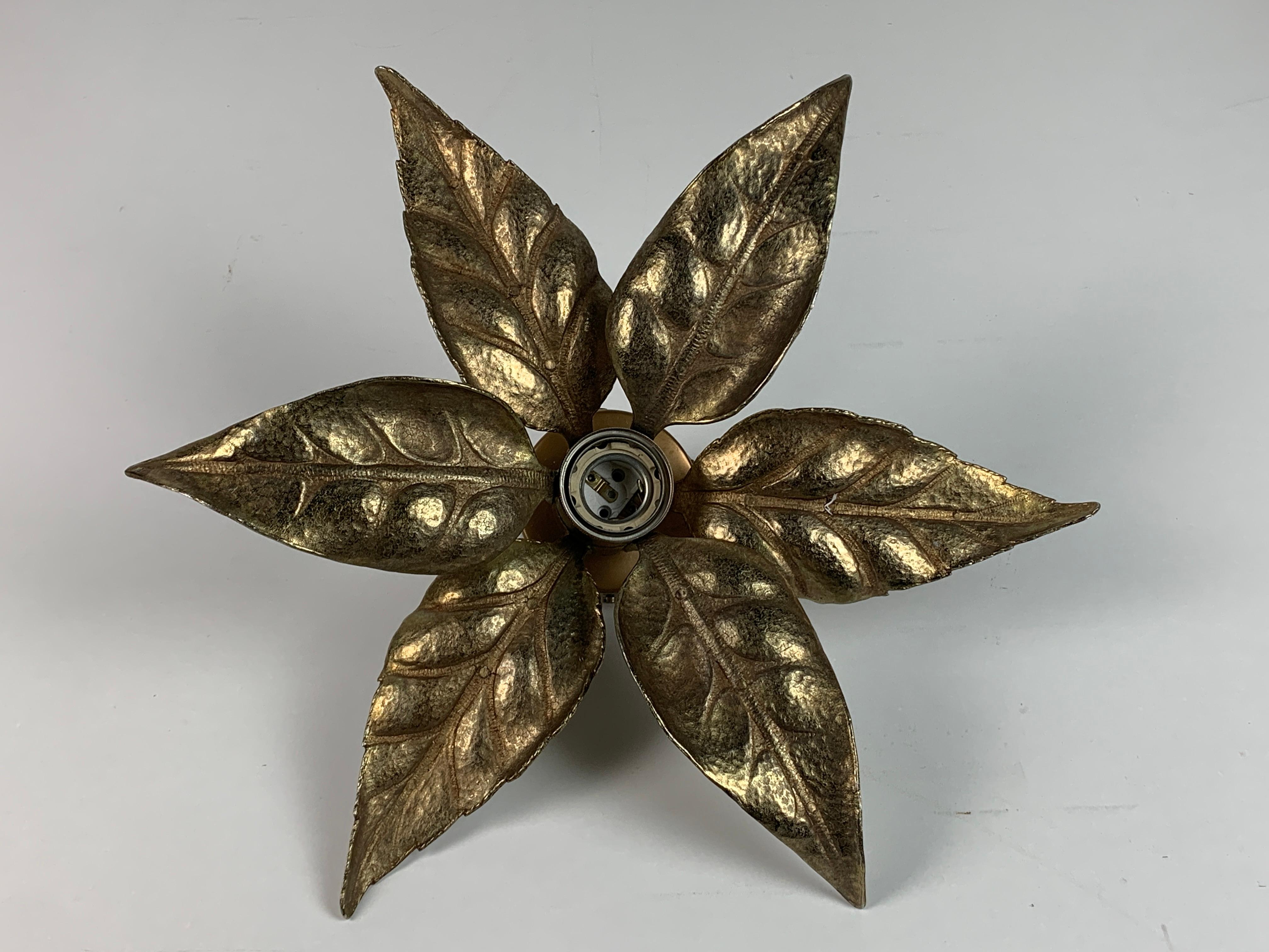 Applique Florentine in ottone con fiori di Willy Daro per Massive Lighting, Belgio In condizioni buone in vendita a Zaandam, NL