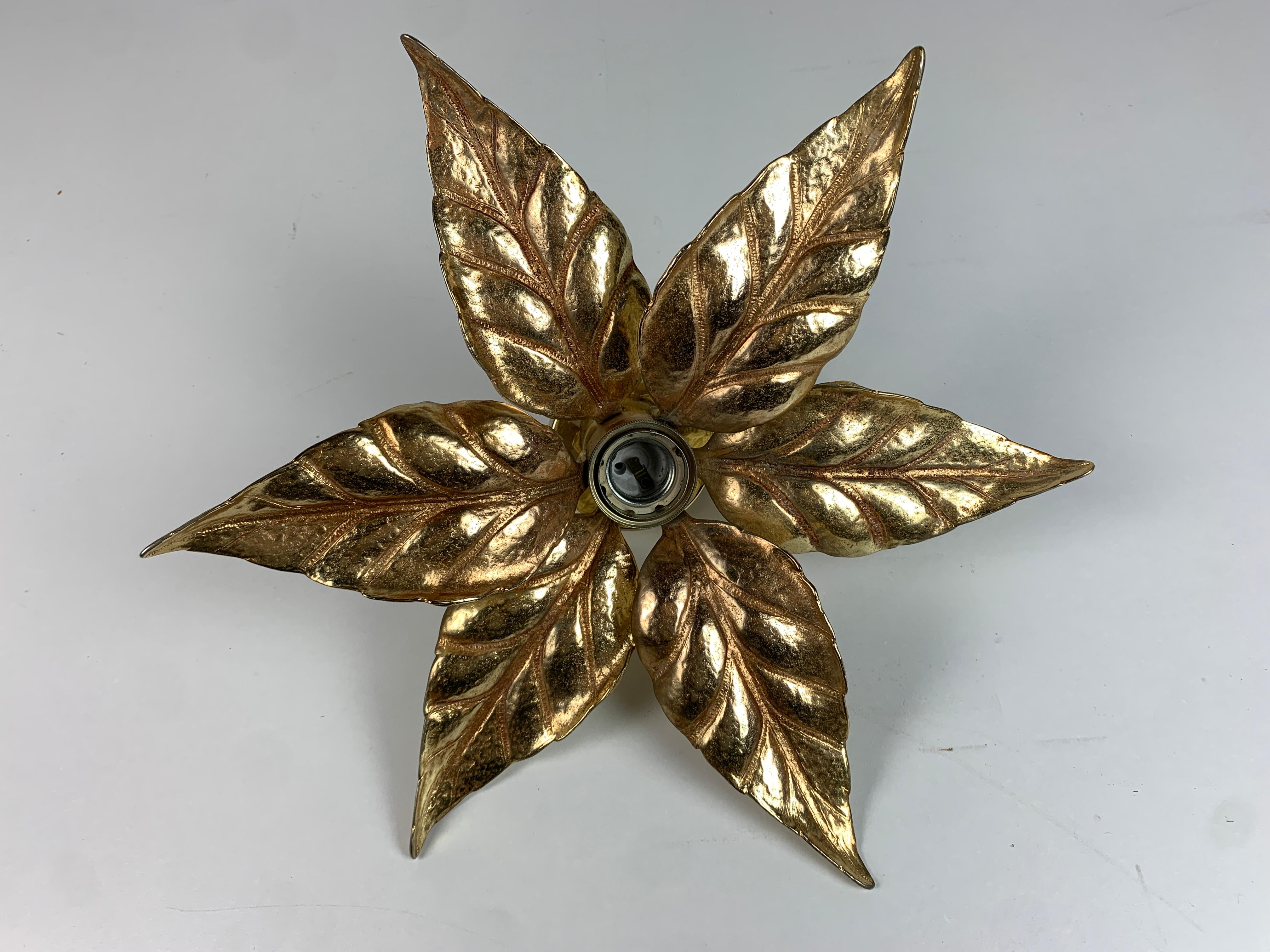 Applique Florentine in ottone con fiori di Willy Daro per Massive Lighting, Belgio In condizioni buone in vendita a Zaandam, NL