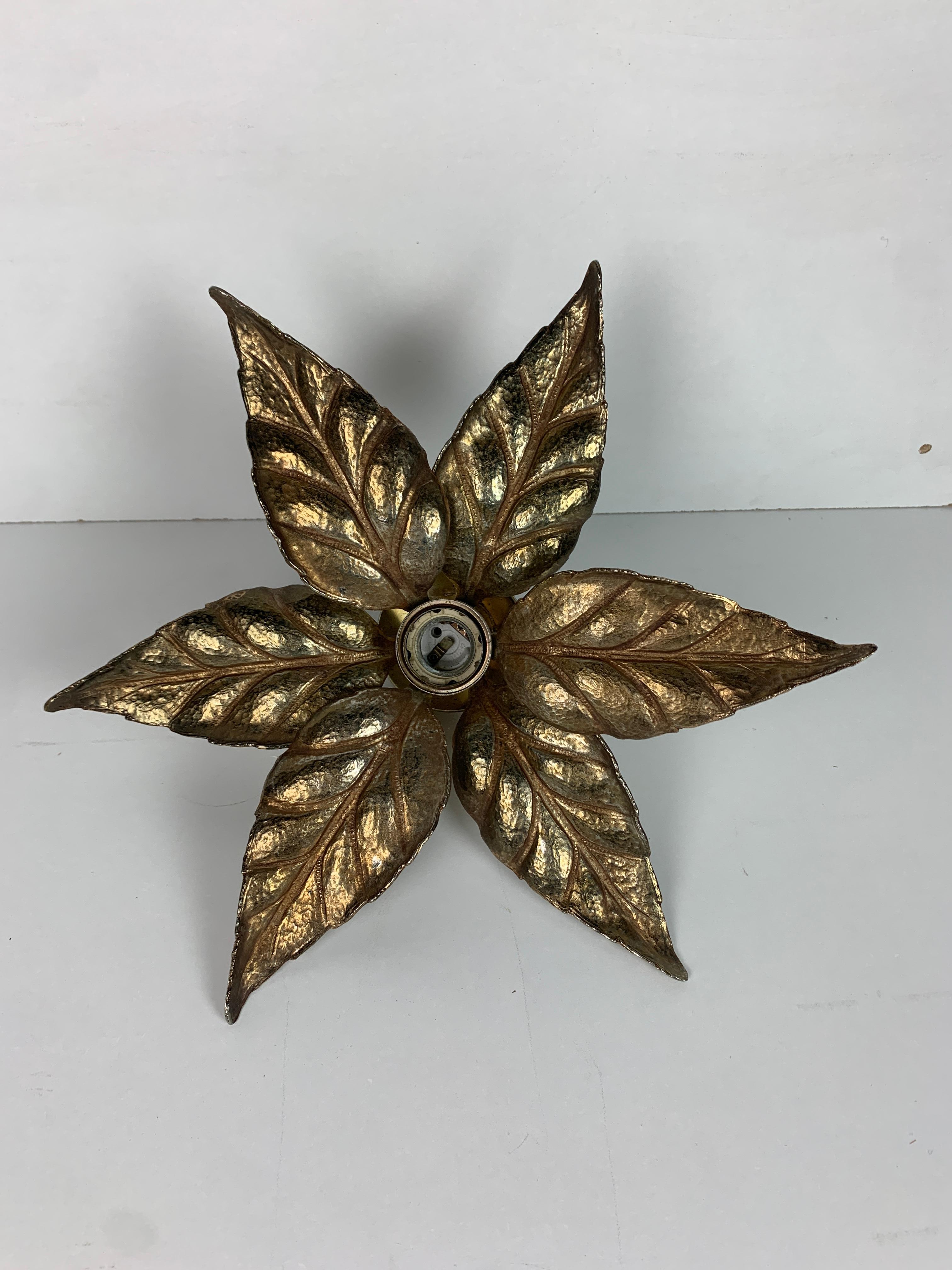 Applique Florentine in ottone con fiori di Willy Daro per Massive Lighting, Belgio In condizioni buone in vendita a Zaandam, NL