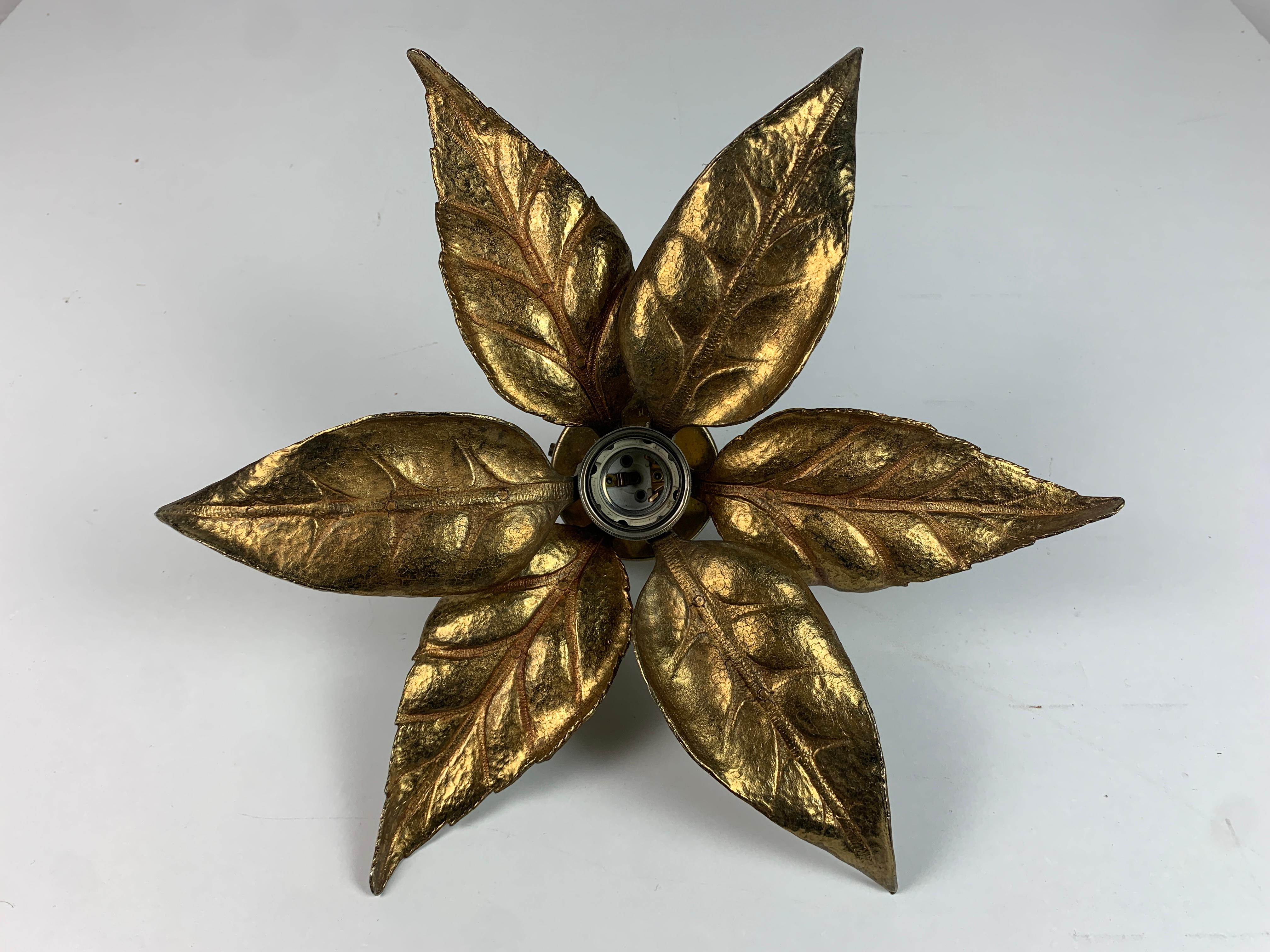 Florentine brass floral wall sconce by Willy Daro for Massive Lighting, Belgium In Good Condition For Sale In Zaandam, NL