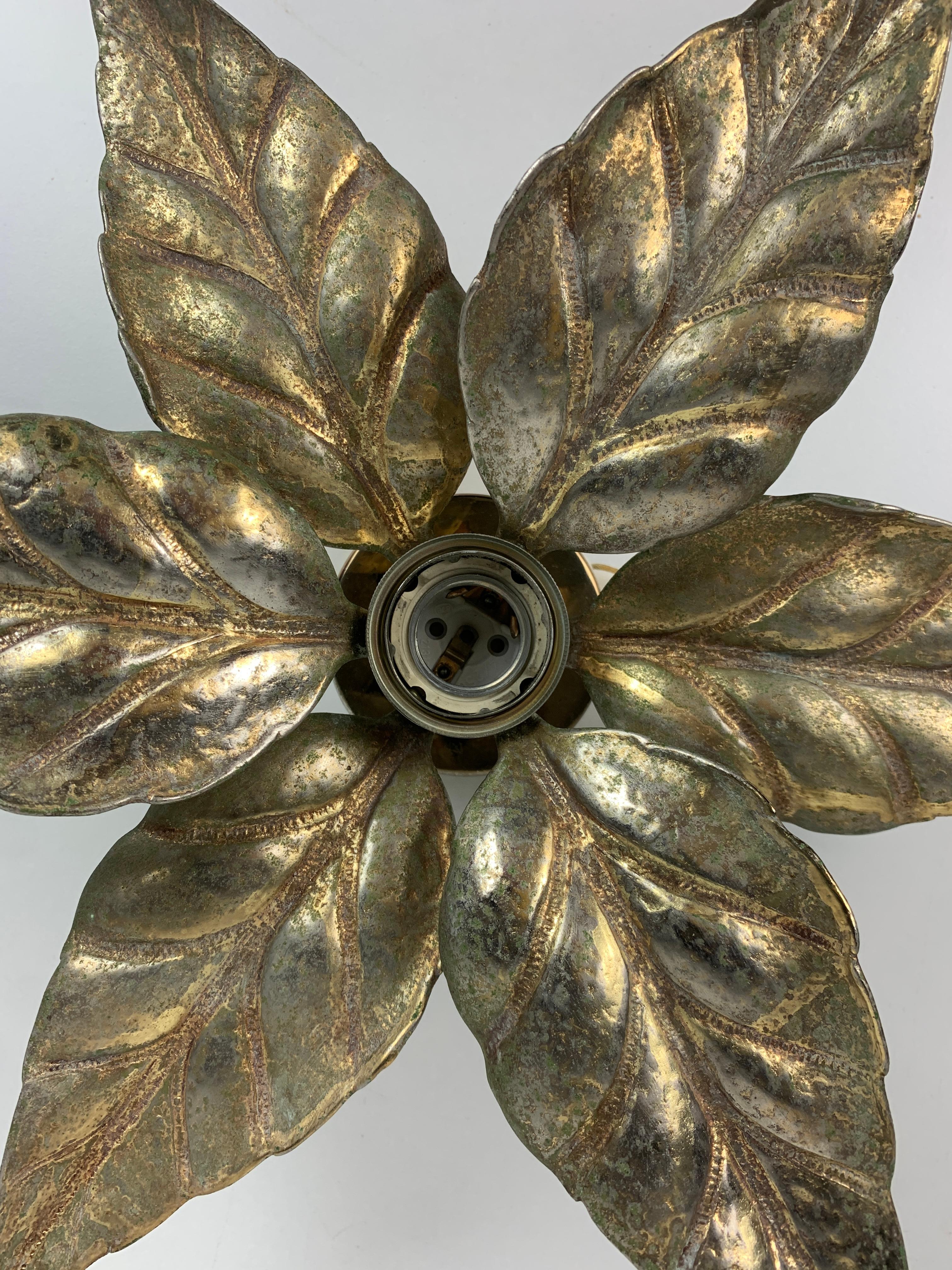 Applique Florentine in ottone con fiori di Willy Daro per Massive Lighting, Belgio In condizioni buone in vendita a Zaandam, NL