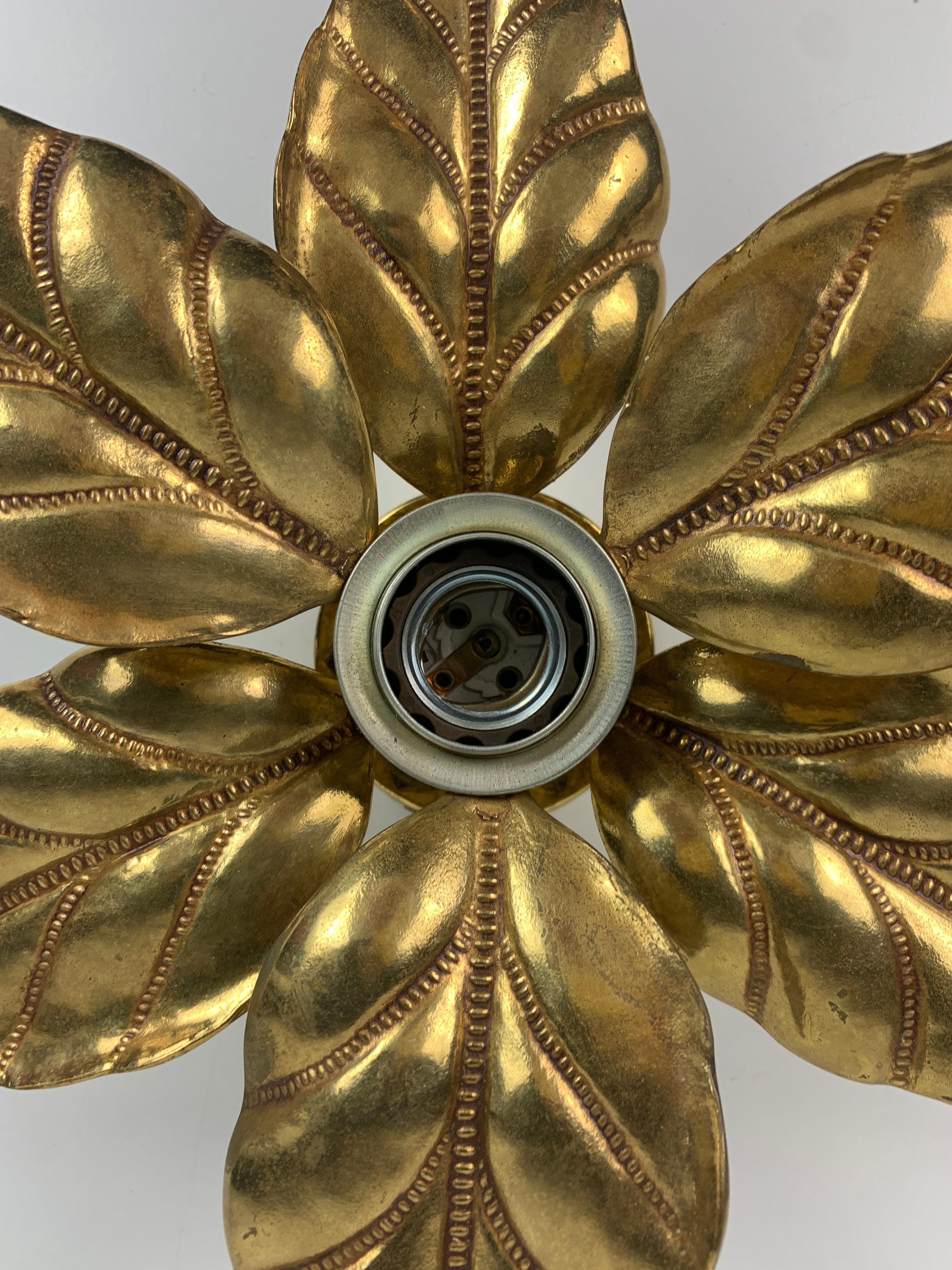 Applique Florentine in ottone con fiori di Willy Daro per Massive Lighting, Belgio In condizioni buone in vendita a Zaandam, NL