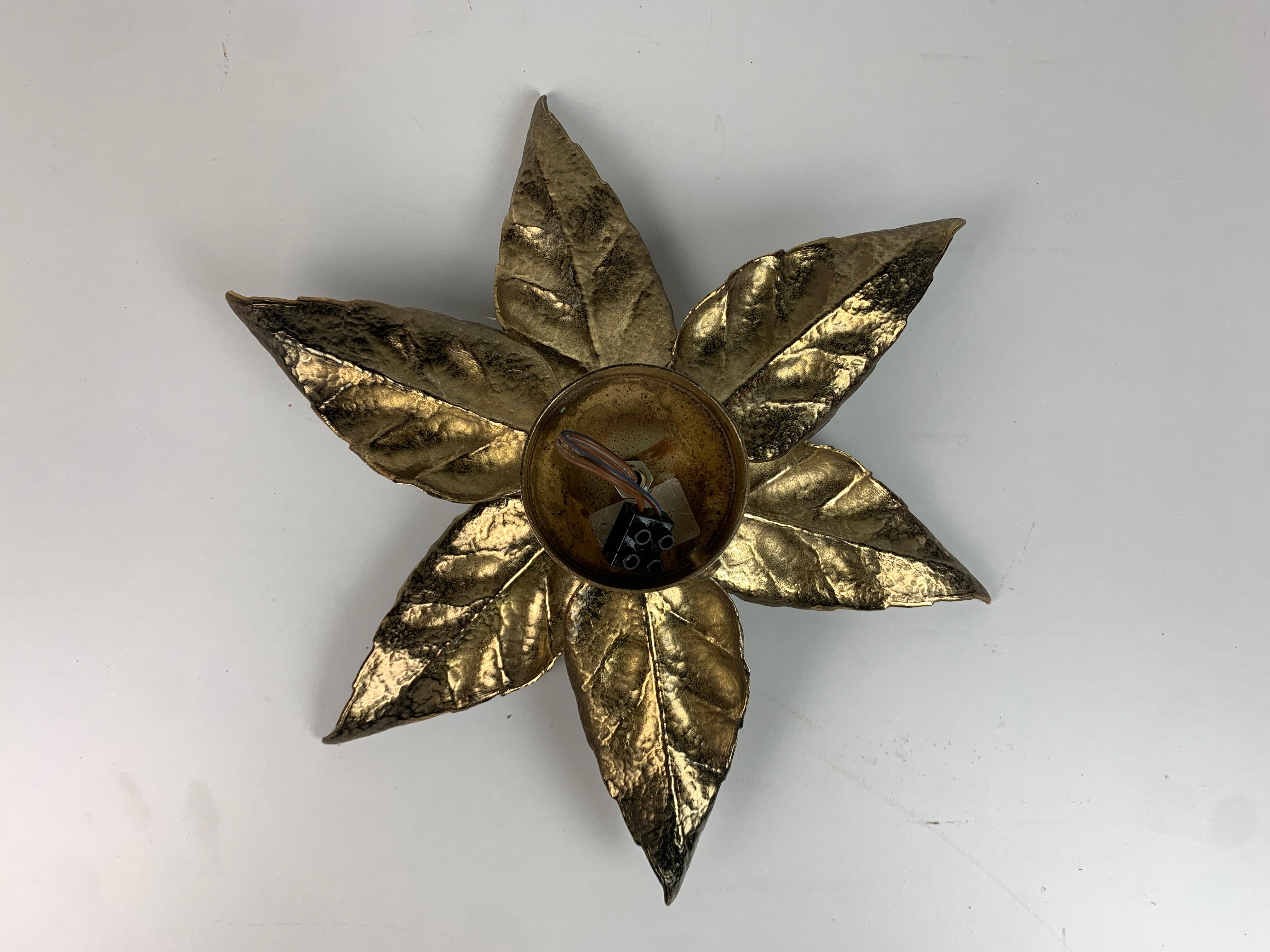 Fine XX secolo Applique Florentine in ottone con fiori di Willy Daro per Massive Lighting, Belgio in vendita