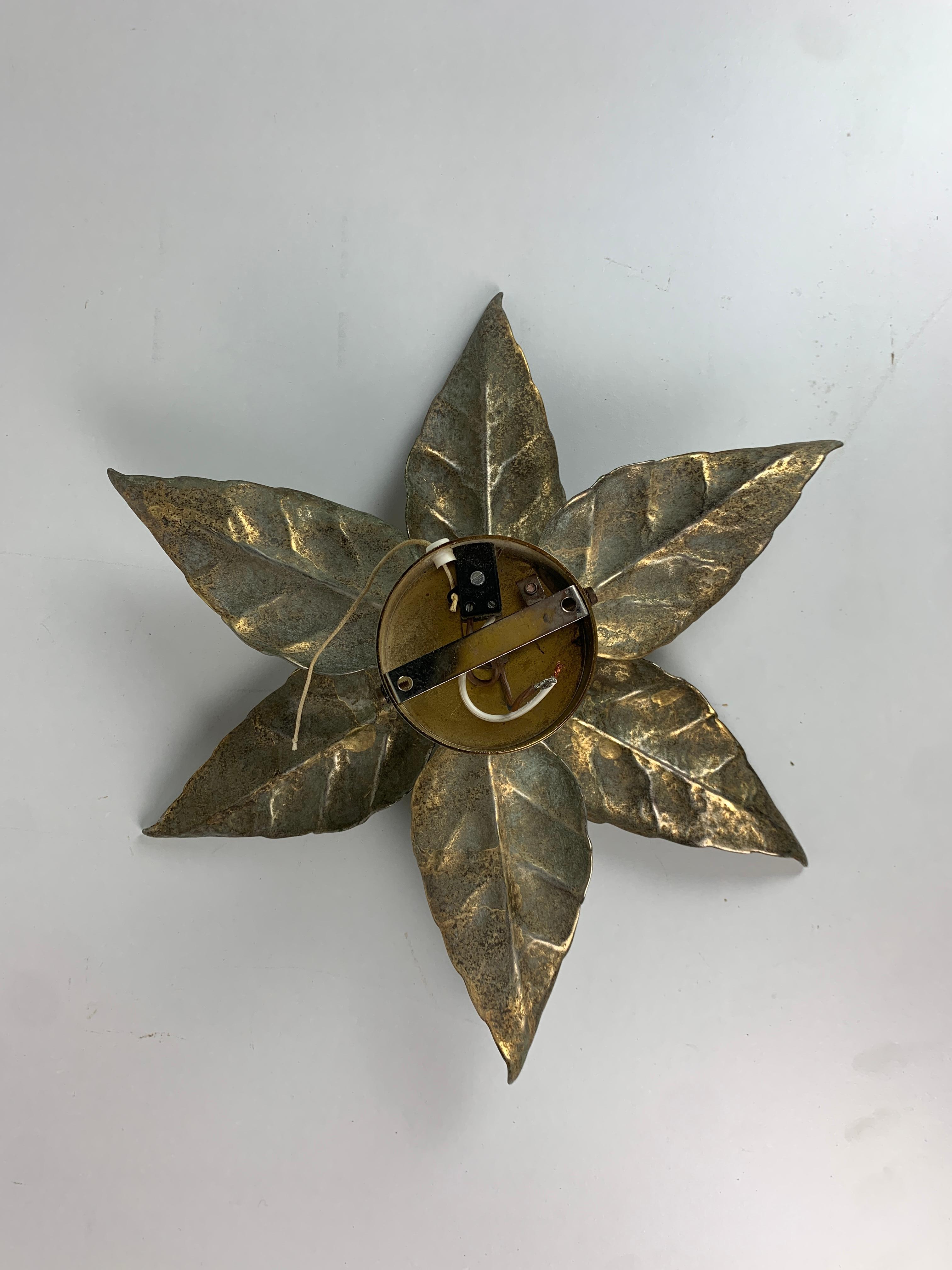 Fine XX secolo Applique Florentine in ottone con fiori di Willy Daro per Massive Lighting, Belgio in vendita
