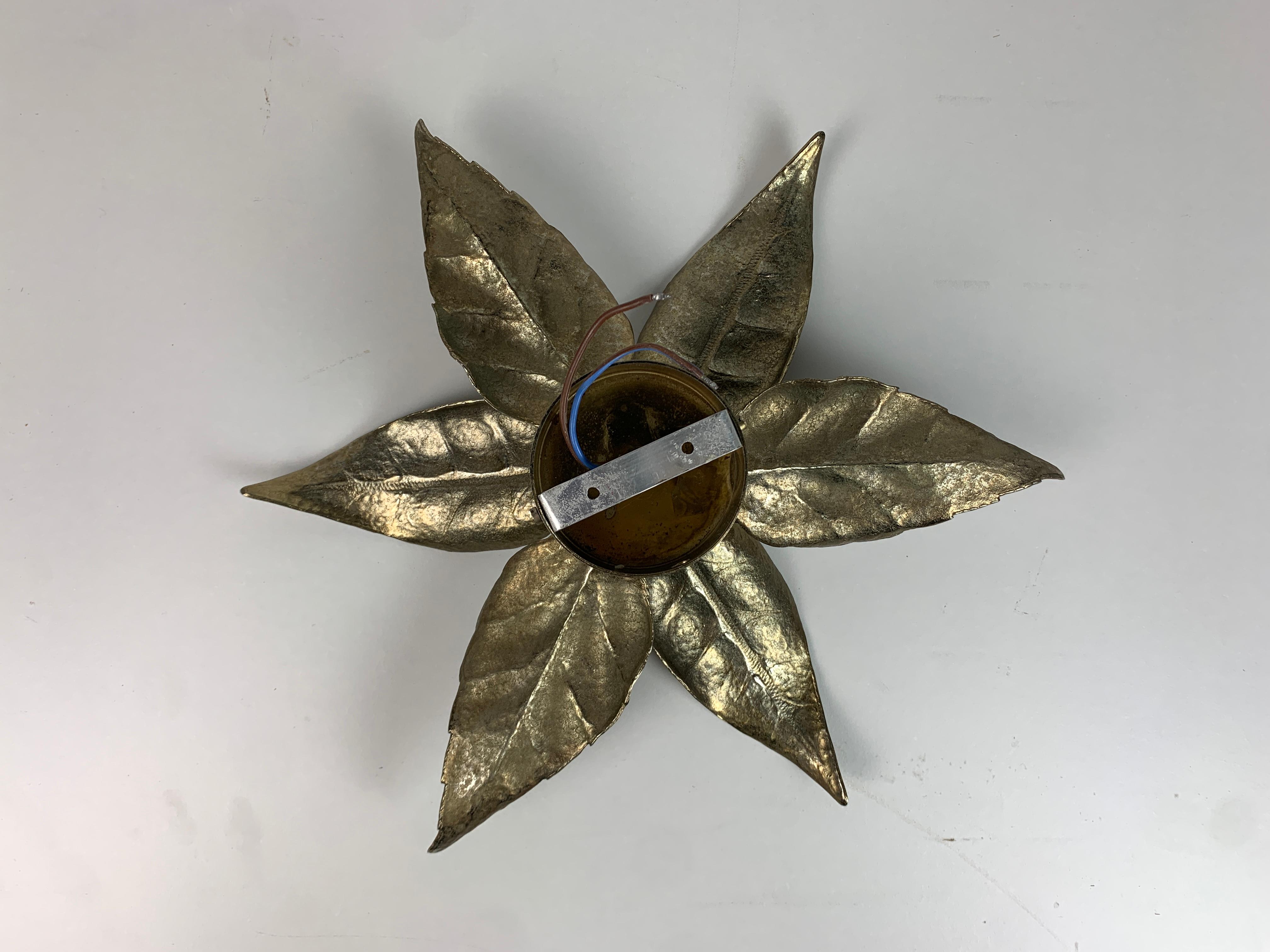 Ottone Applique Florentine in ottone con fiori di Willy Daro per Massive Lighting, Belgio in vendita