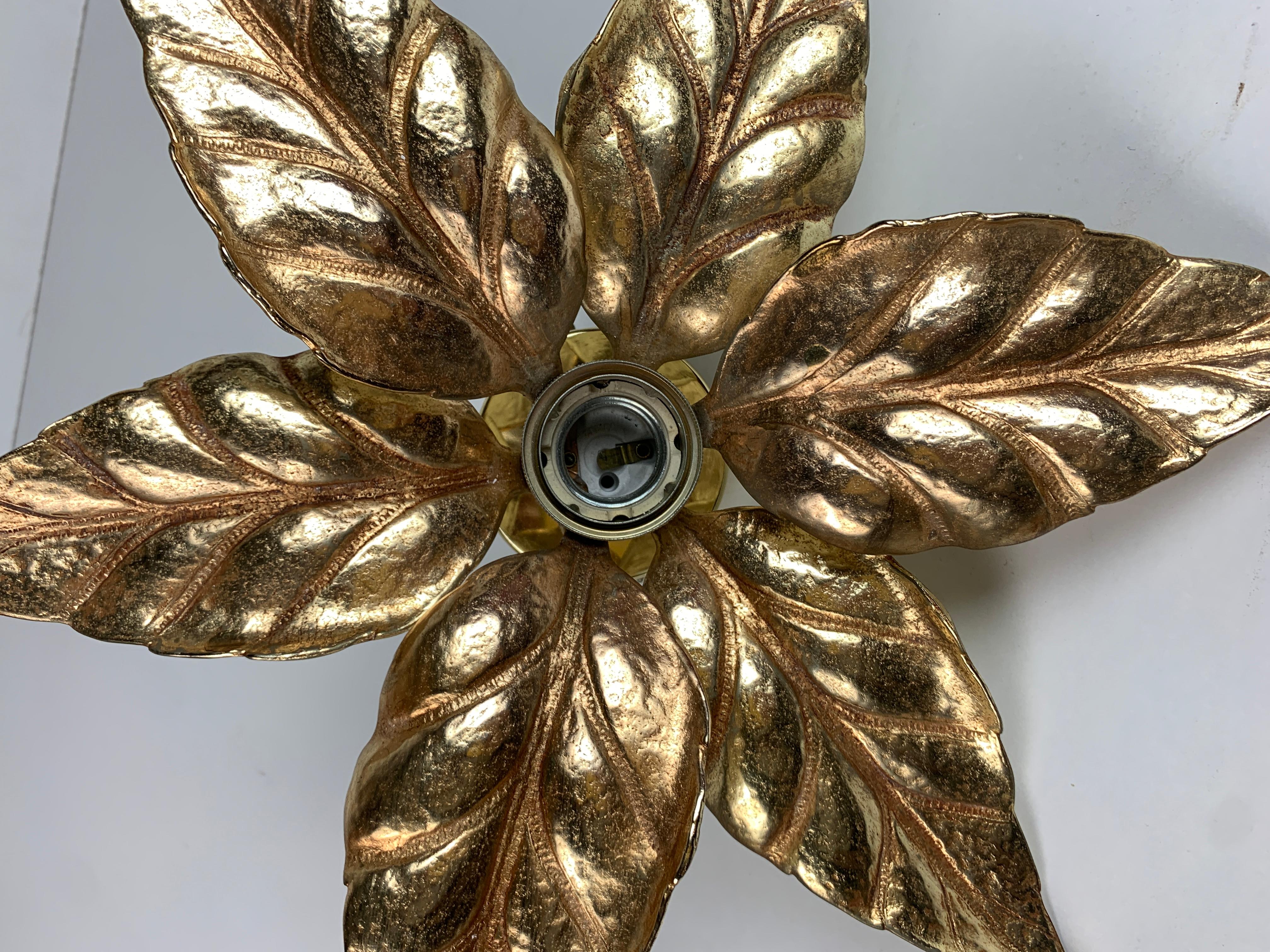 Ottone Applique Florentine in ottone con fiori di Willy Daro per Massive Lighting, Belgio in vendita