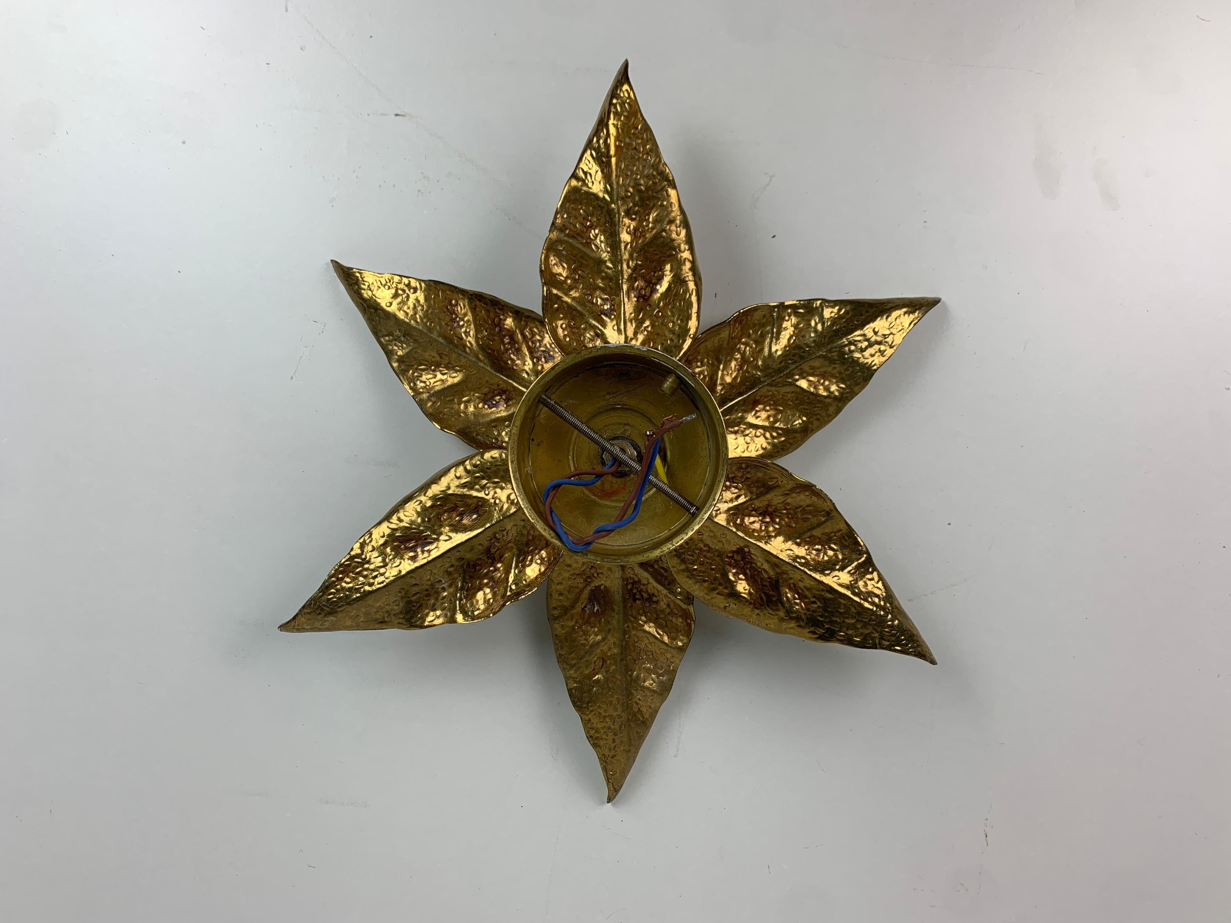 Ottone Applique Florentine in ottone con fiori di Willy Daro per Massive Lighting, Belgio in vendita