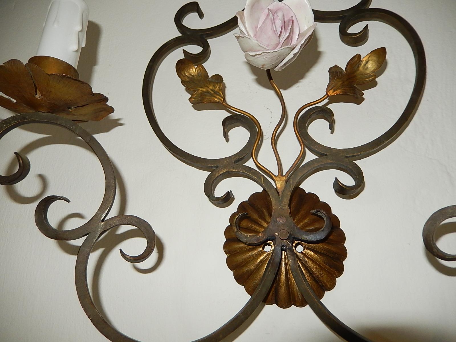 Florentine Bronze & Wrought Iron Porcelain Flowers Italian Tuscany Sconces 1900s In Good Condition For Sale In Modena (MO), Modena (Mo)