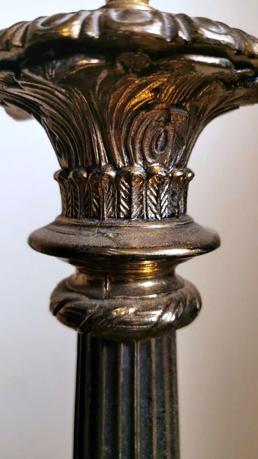 Florentine Handwerkskunst Schwere gegossene Stehlampe im Empire-Stil ohne Lampenschirm (Messing) im Angebot