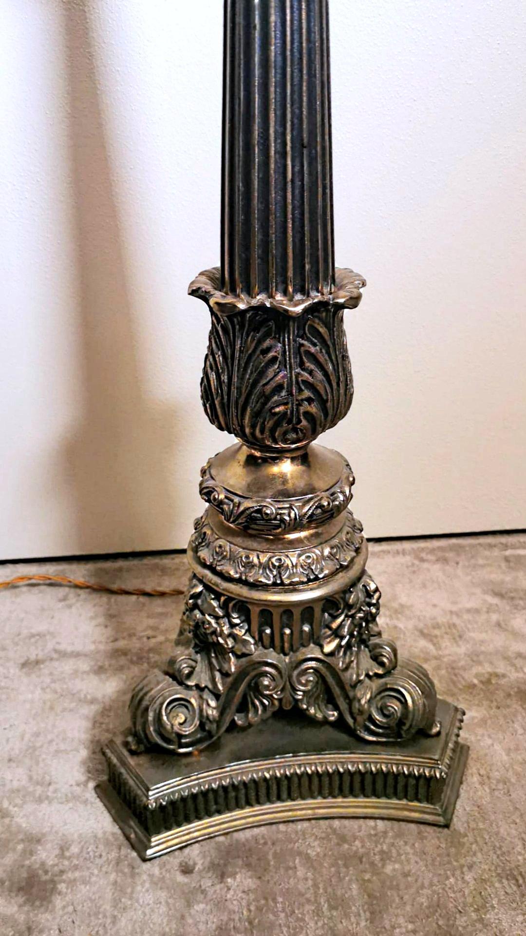 Florentine Handwerkskunst Schwere gegossene Stehlampe im Empire-Stil ohne Lampenschirm im Angebot 1