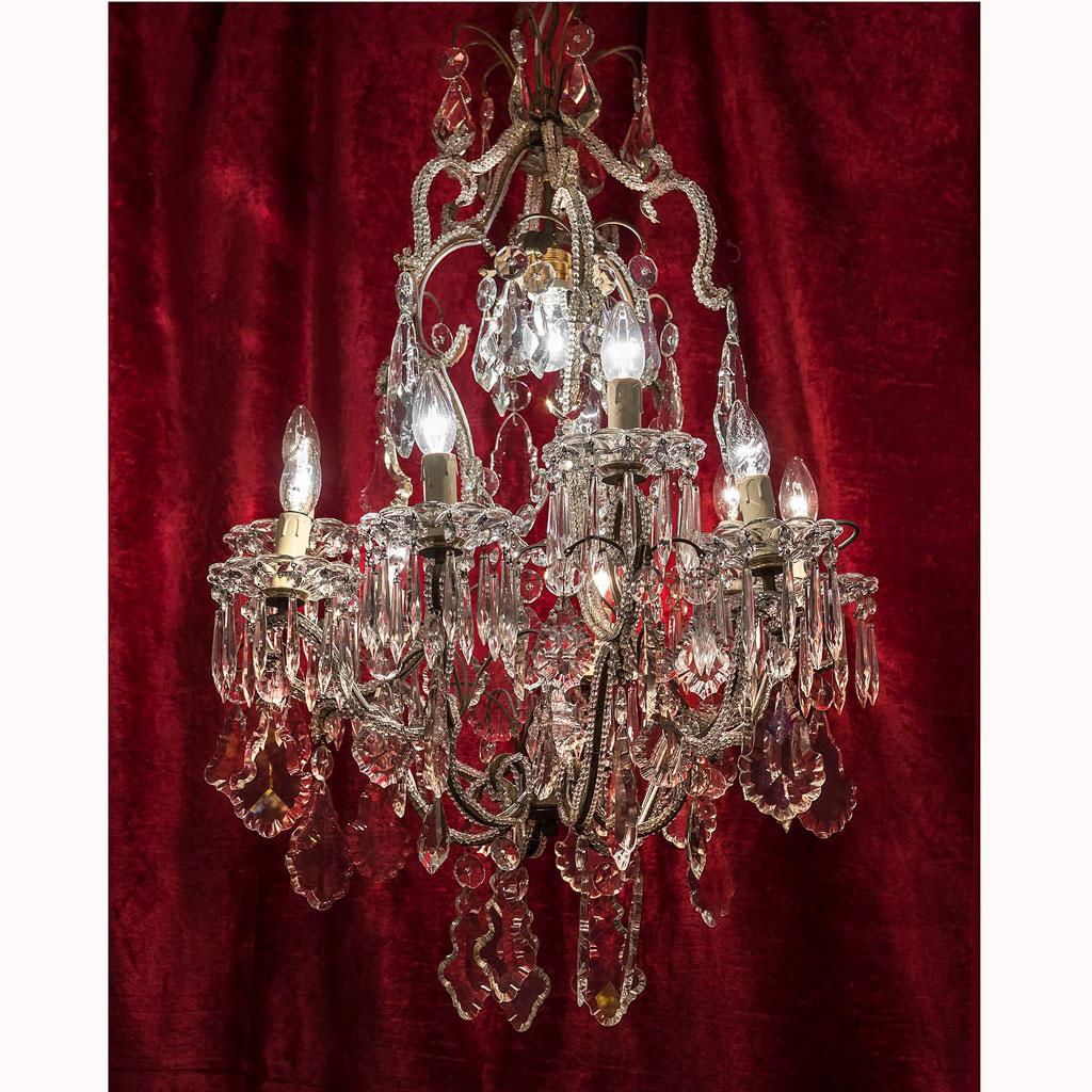 Florentine crystal chandelier

Elegant Italian crystal chandelier, in Florentine style the frame is veneered with crystal beads.
The chandelier features a rich hanging of handcut Bohemian crystals.
The 9-armed chandelier has 10 burning points,