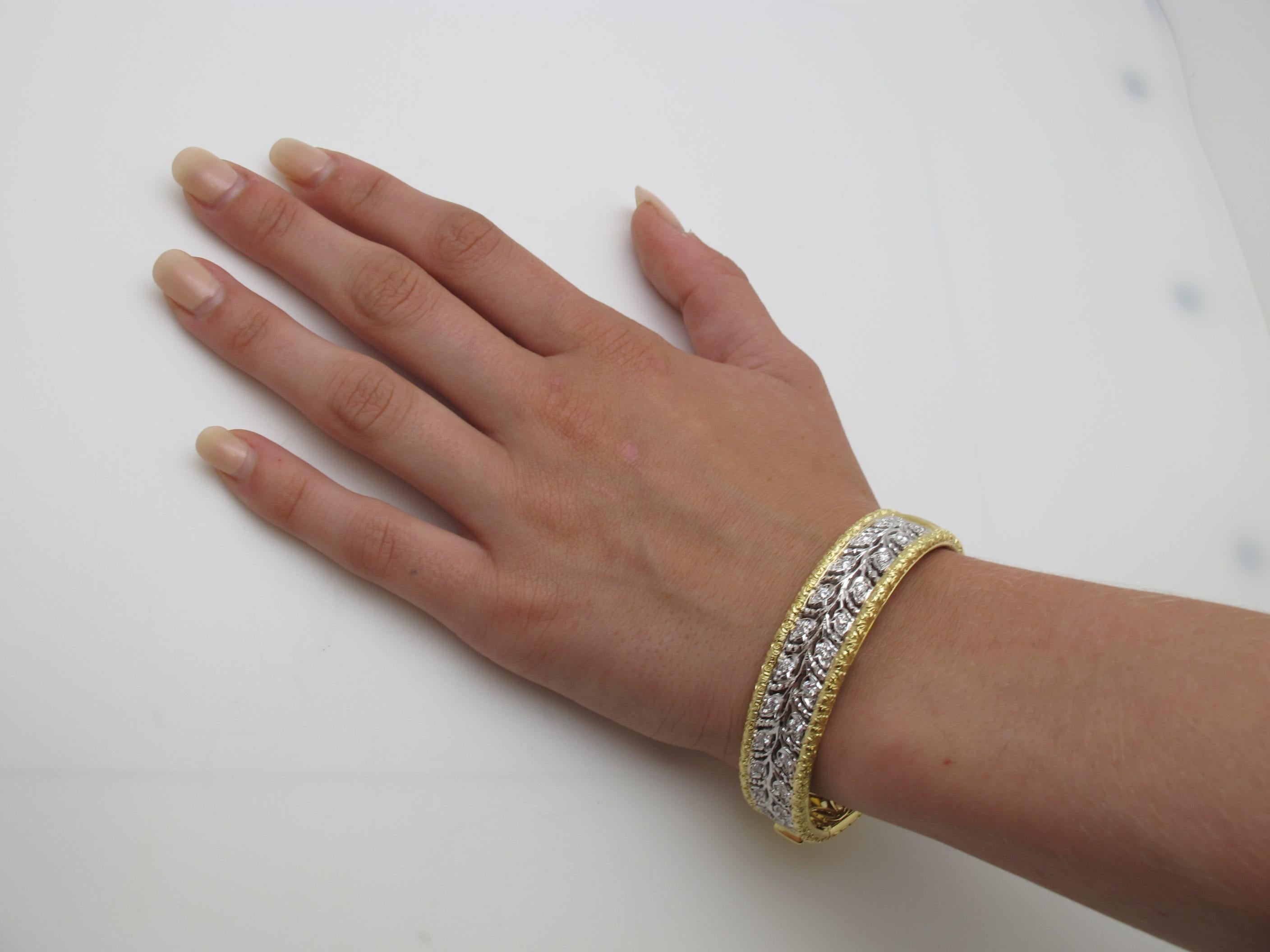 Bracelet jonc à motif florentin gravé en or jaune et blanc avec diamants en vente 2