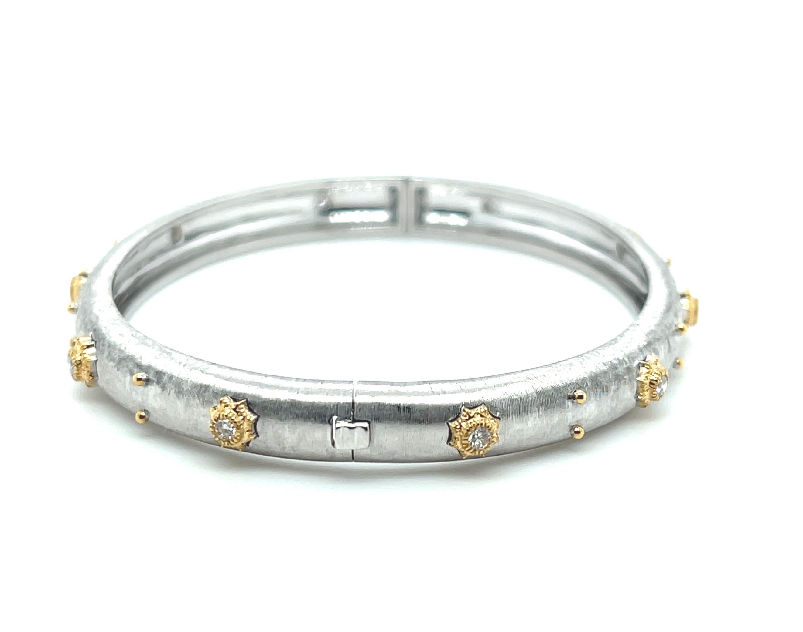Artigiano Bracciale Bangle con diamanti fiorentini in oro bianco e giallo in vendita