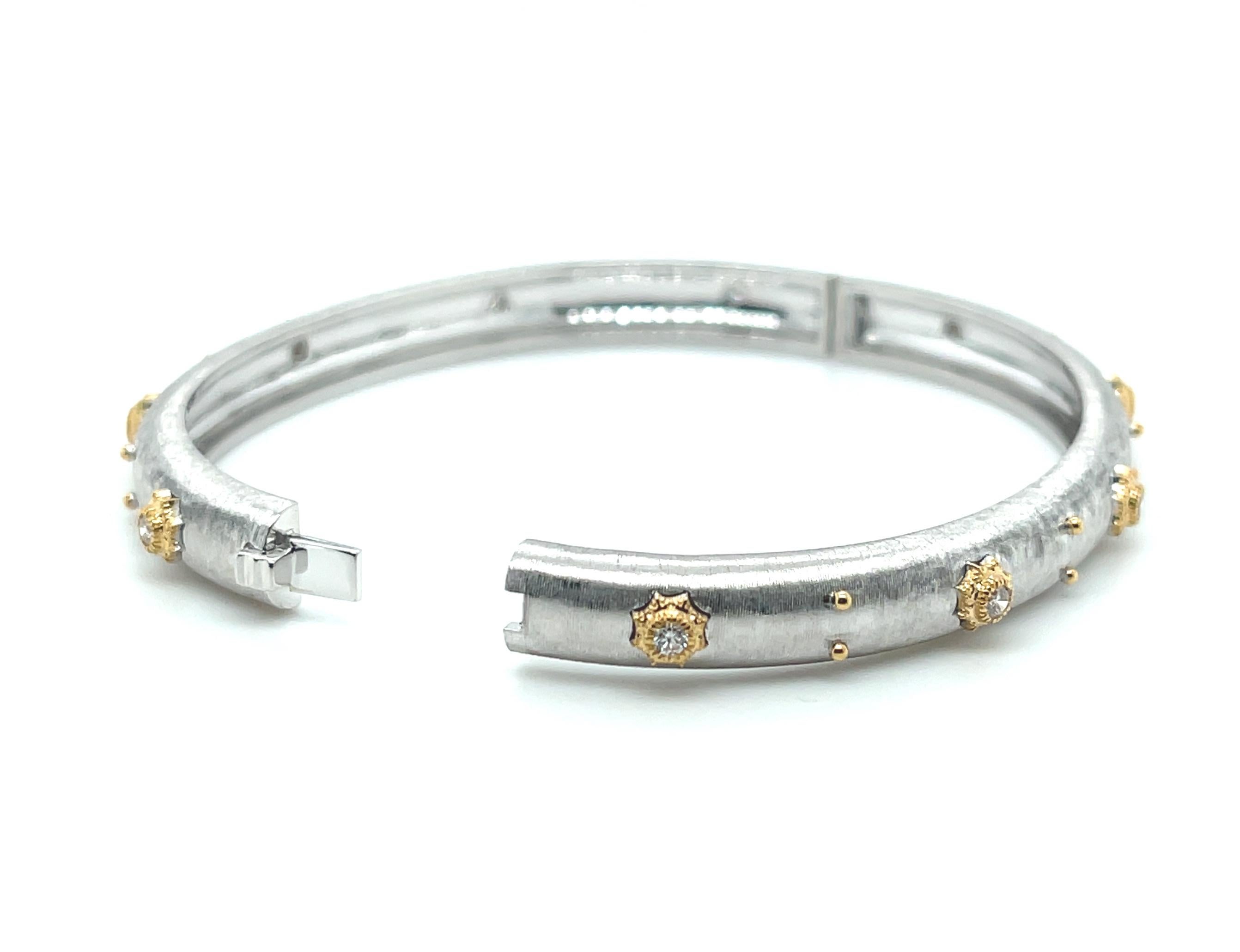 Taglio rotondo Bracciale Bangle con diamanti fiorentini in oro bianco e giallo in vendita