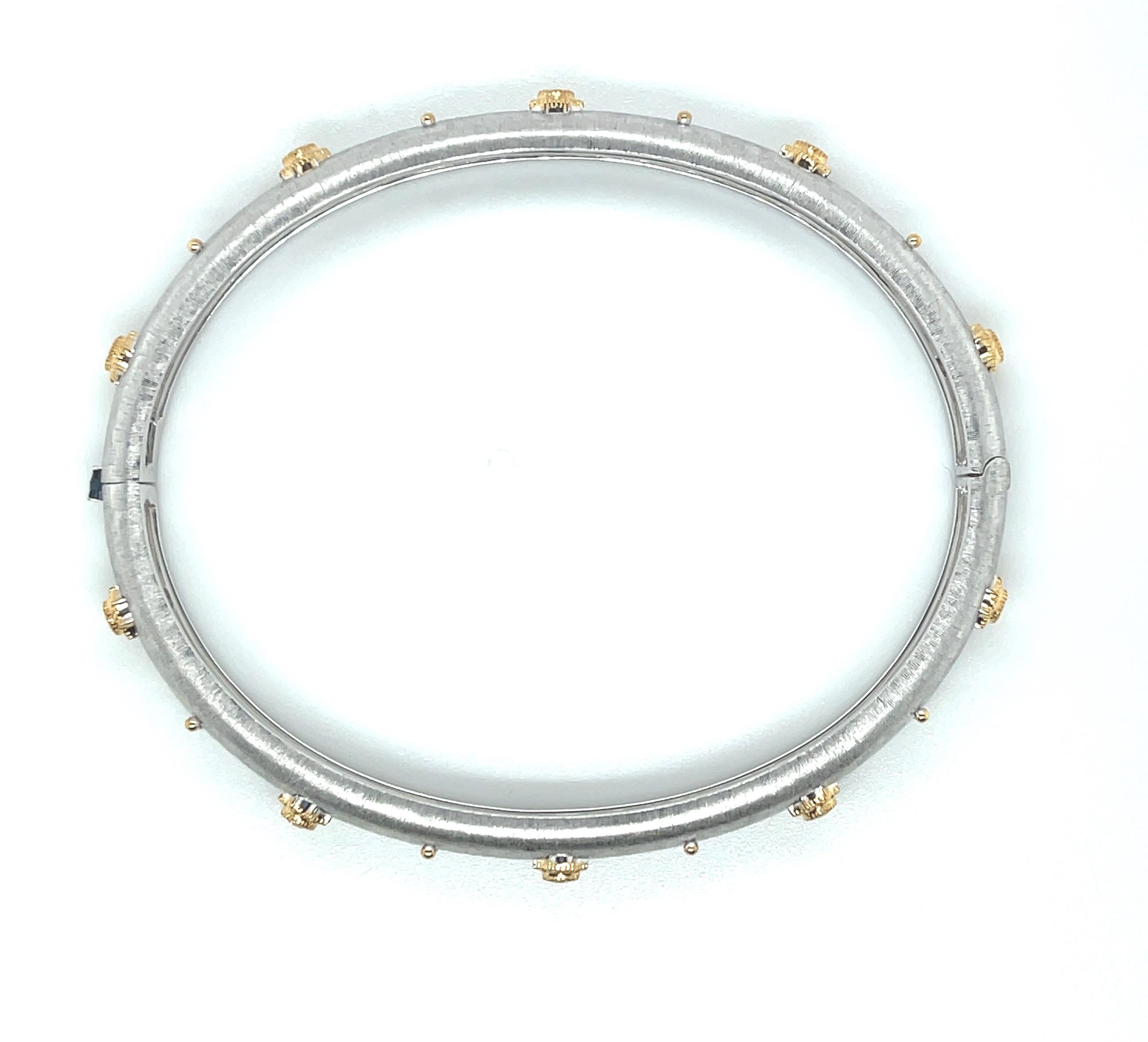 Bracciale Bangle con diamanti fiorentini in oro bianco e giallo In condizioni Nuovo in vendita a Los Angeles, CA