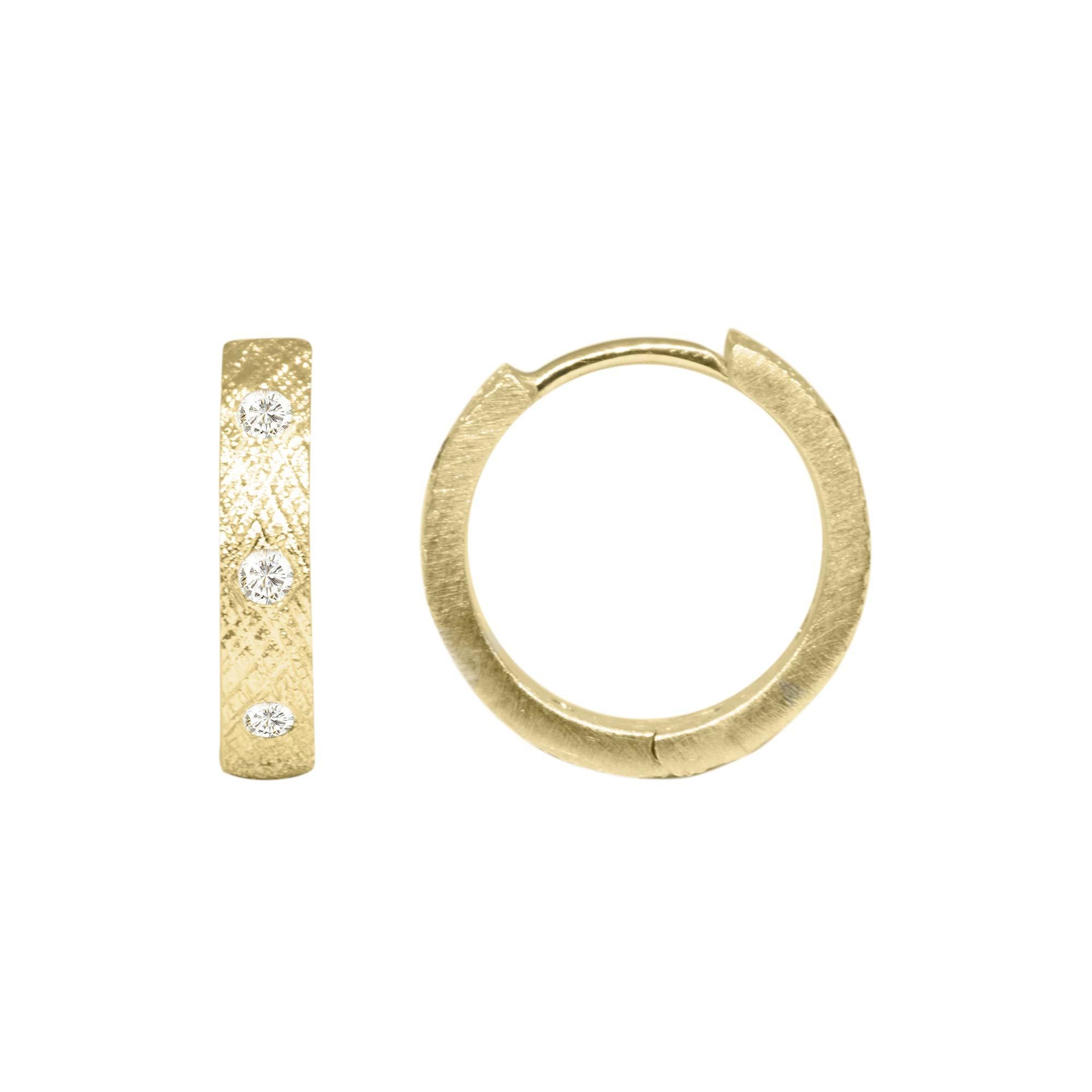 Defined by a hand-hammered crosshatch pattern with gorgeous shimmer and texture, the Florentine 15mm Gold Hoops feel extra luxe with sparkling diamonds.
Earwires are made in 18k gold for hypoallergenic.

Details
Metal: 18K Yellow Gold
Diamond carat: