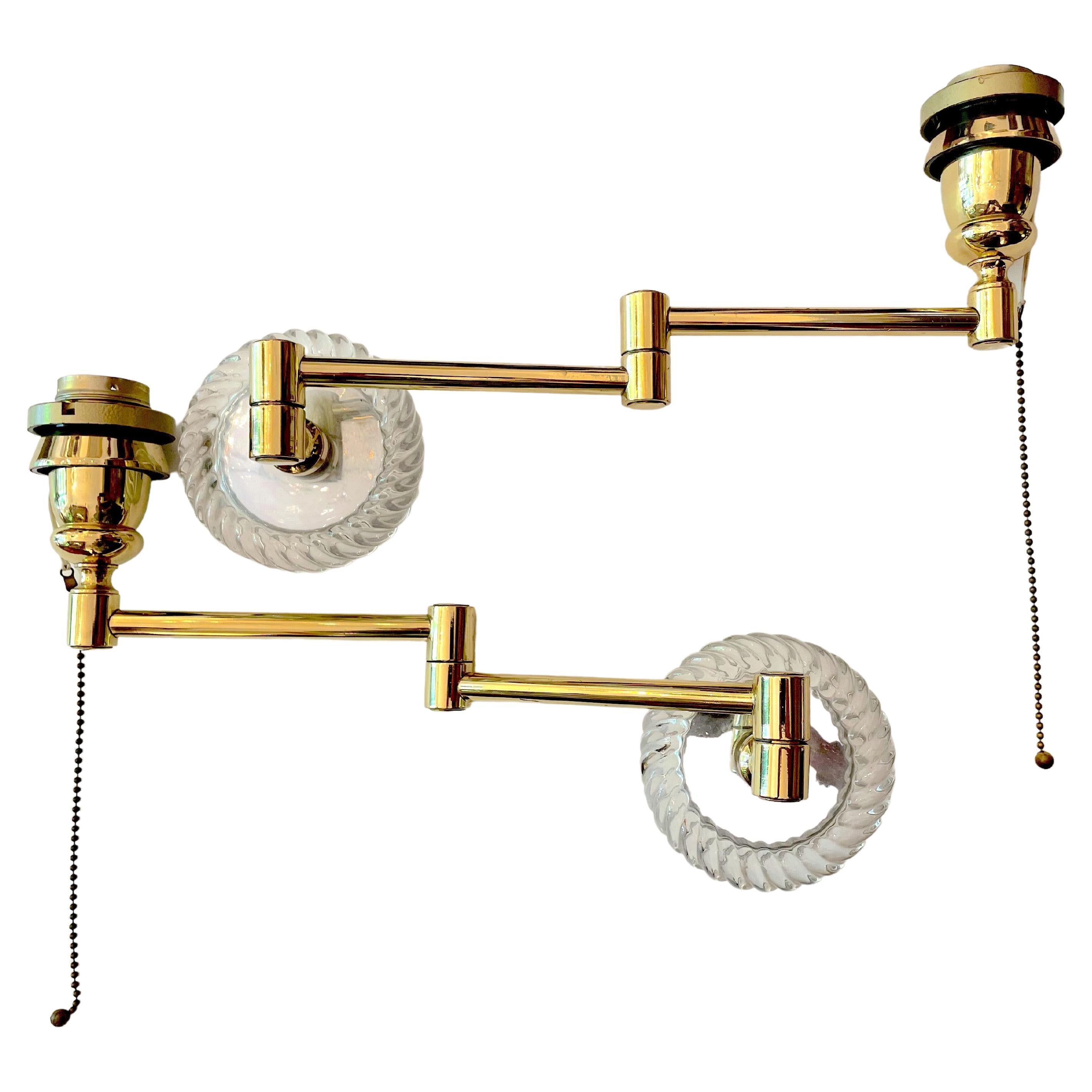 From Italy a Florentine pair of sconces, two brass and crystal flexible, extensible arm wall lights manufactured by Banci Firenze.
These original Italian brass wall-lights are realized with an extensible arm starting with a circular steel wall