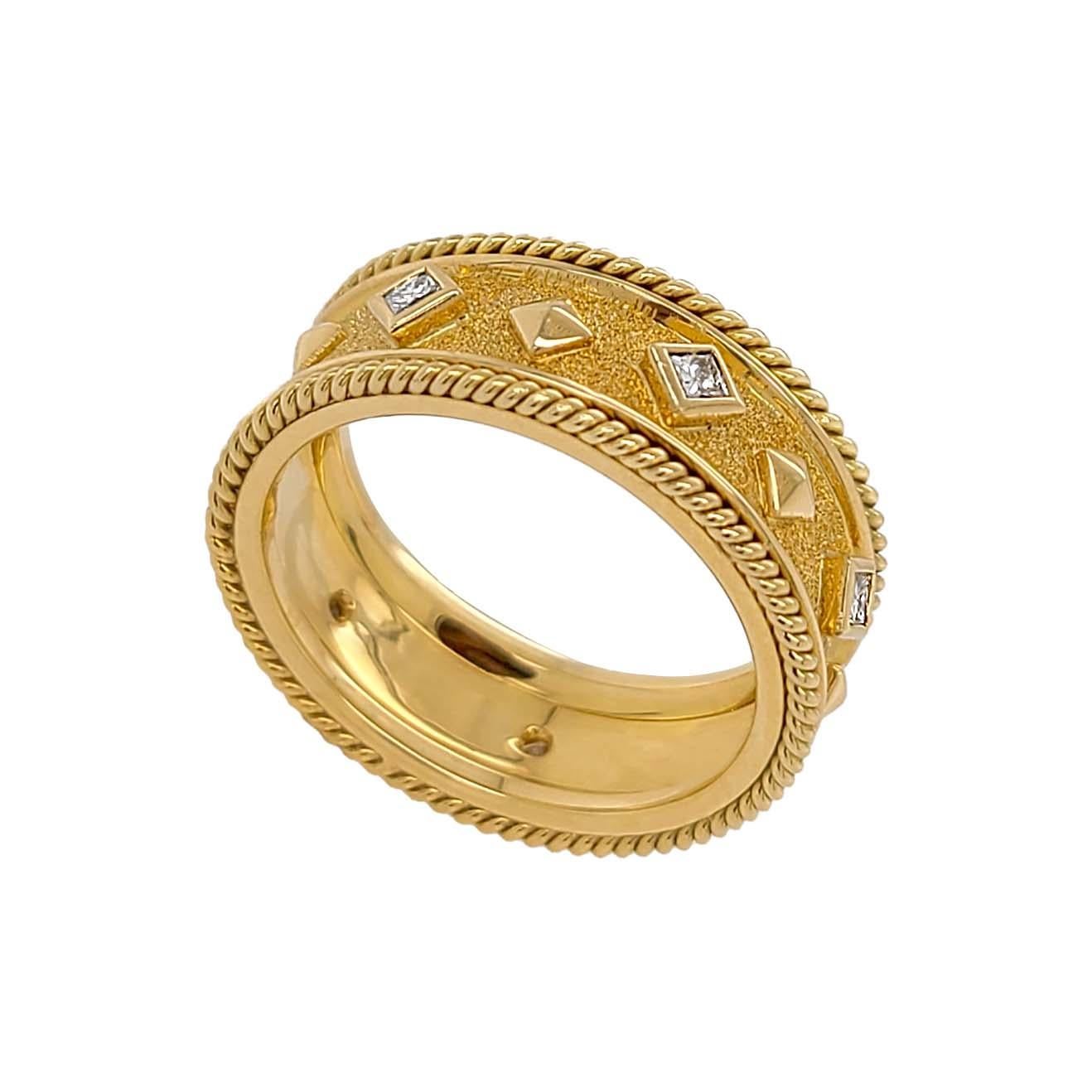 Produit par le designer italien primé Stefano Vitolo. Stefano crée des bijoux artisanaux personnalisés, uniques en leur genre, avec d'excellentes pierres précieuses, dans le respect de l'artisanat italien du vieux continent.
Cette bague fabriquée à