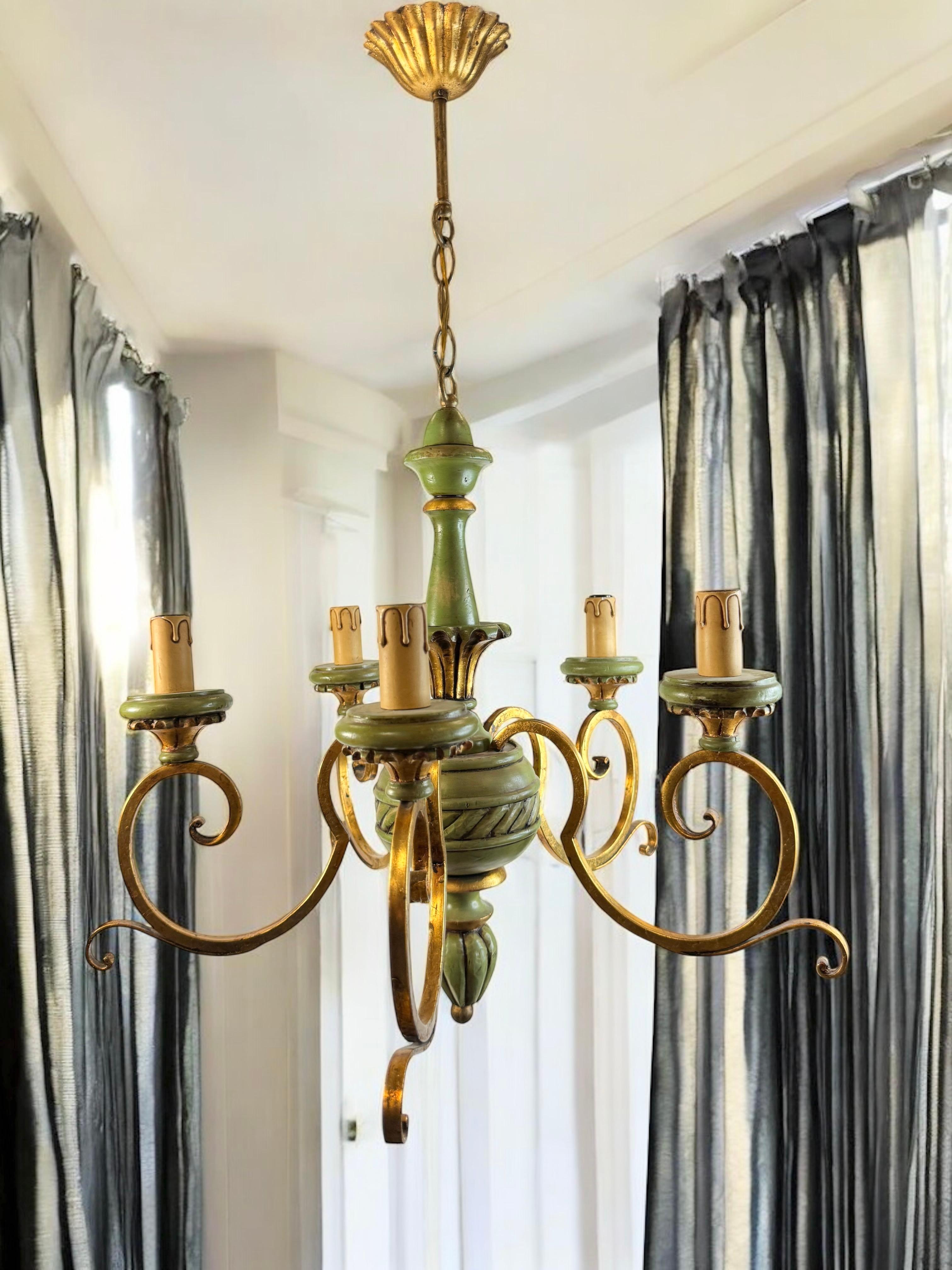 Lustre en bois vert et métal doré de style Renaissance florentine en vente 4