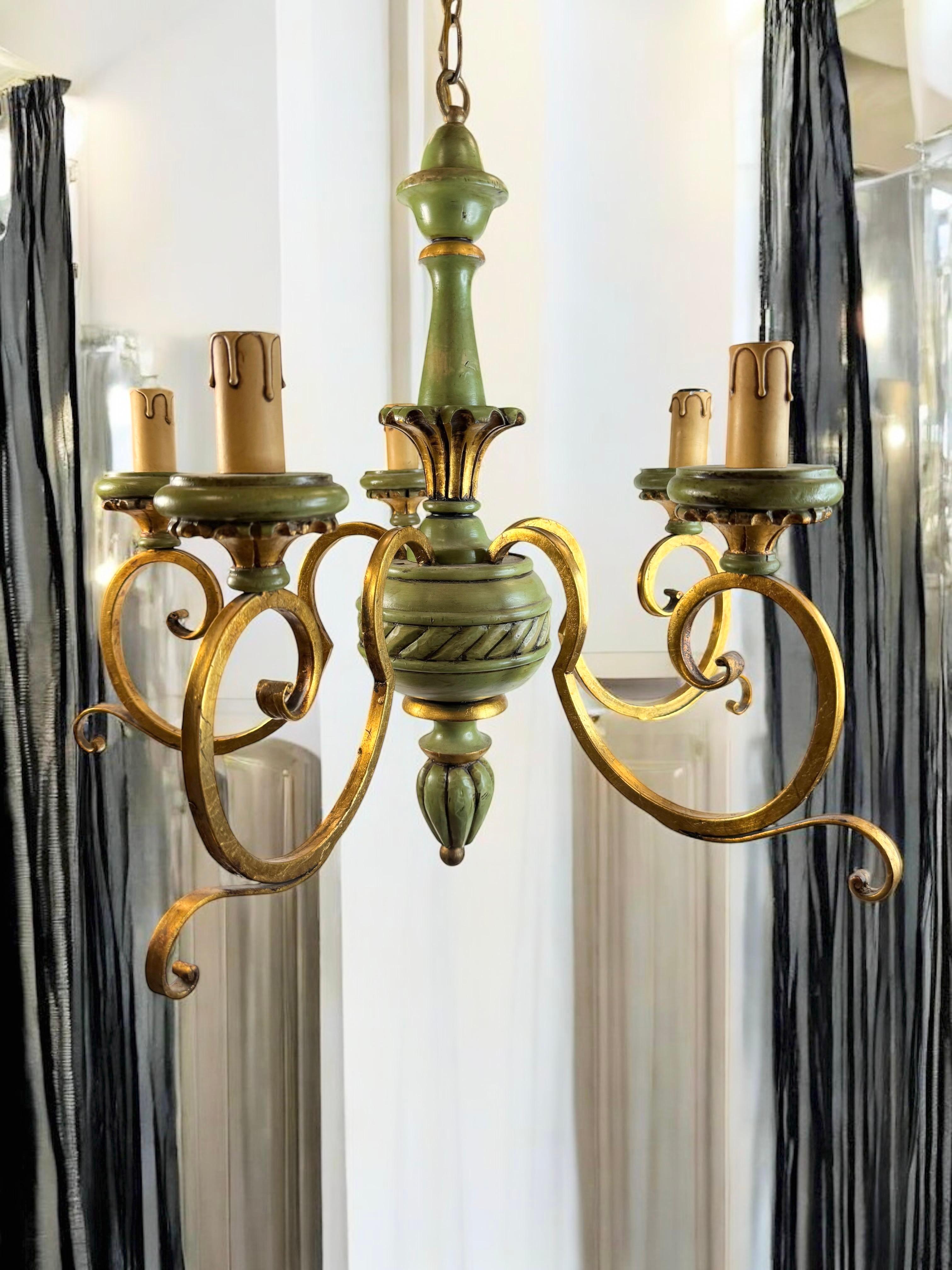 Lustre en bois vert et métal doré de style Renaissance florentine en vente 5