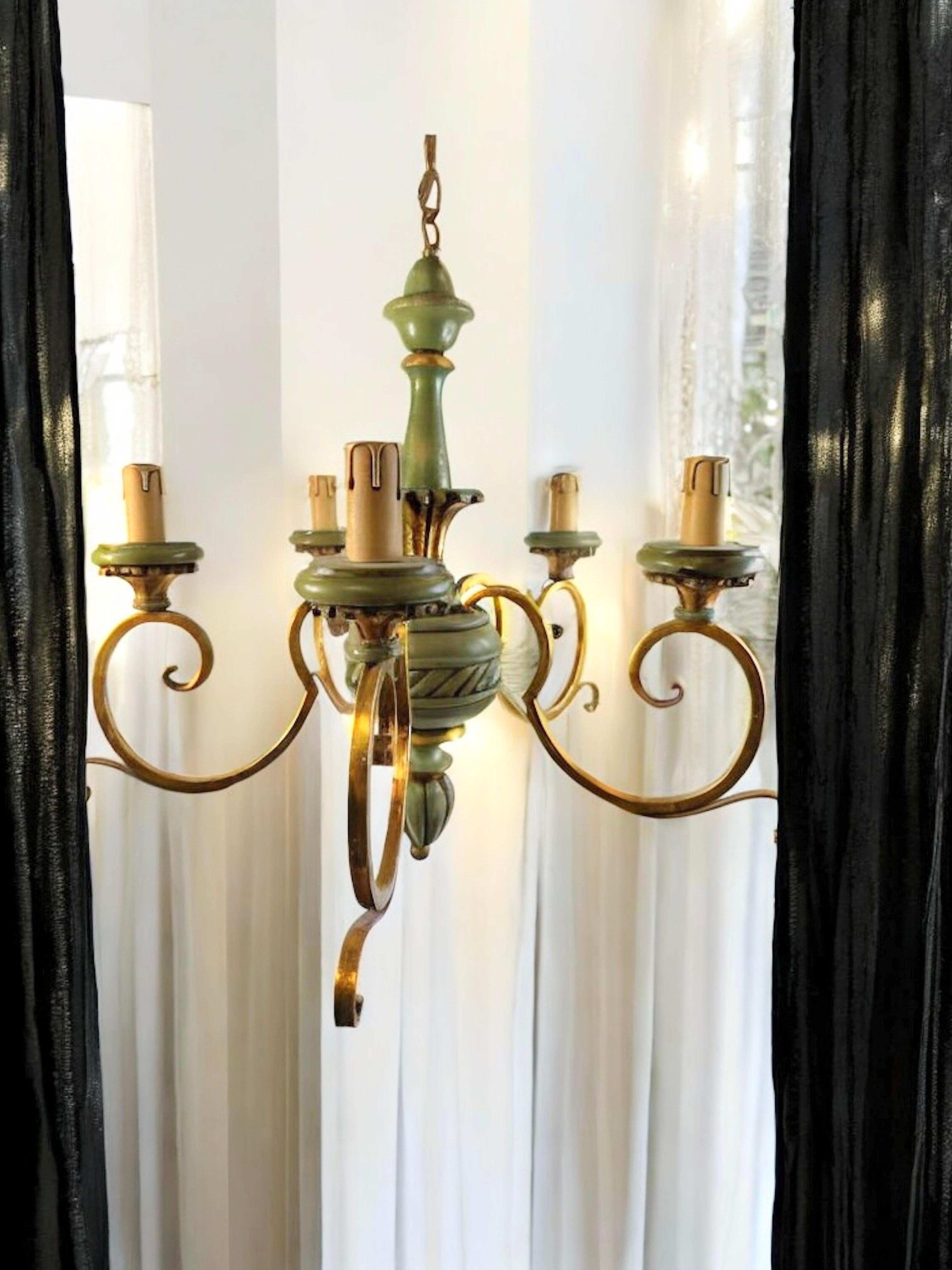 Lustre en bois vert et métal doré de style Renaissance florentine en vente 6