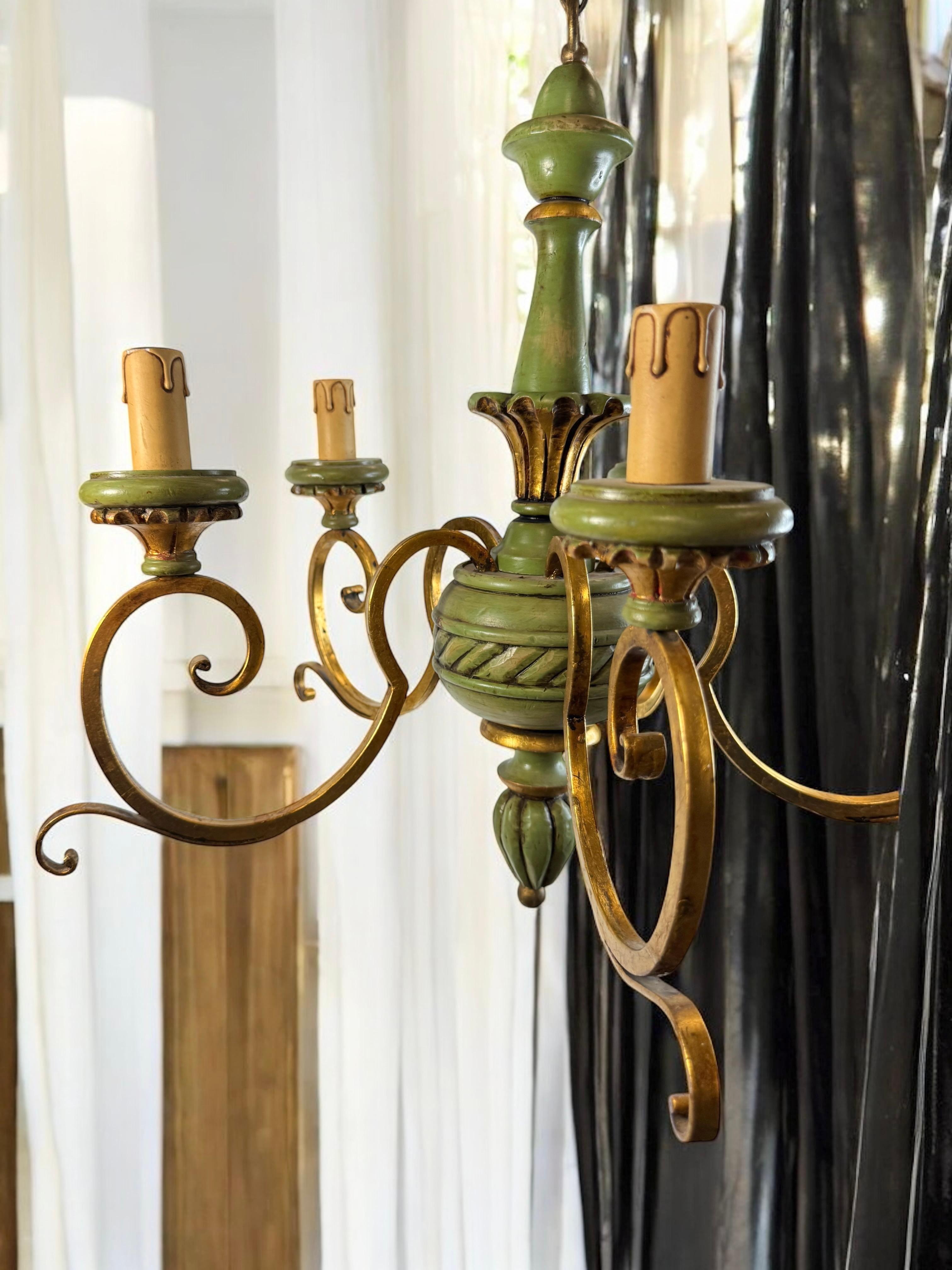 Lustre en bois vert et métal doré de style Renaissance florentine en vente 7