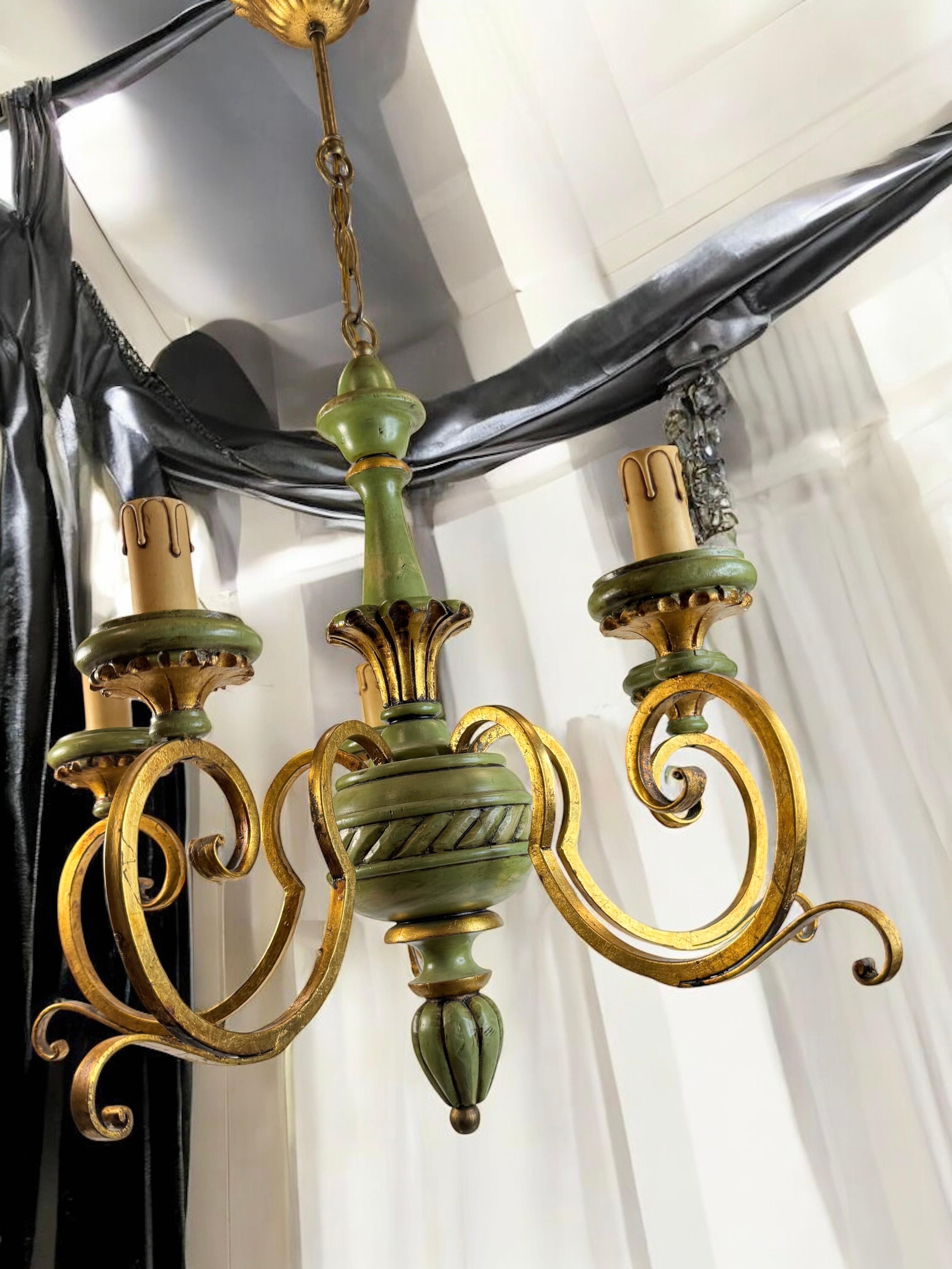 Lustre en bois vert et métal doré de style Renaissance florentine en vente 8