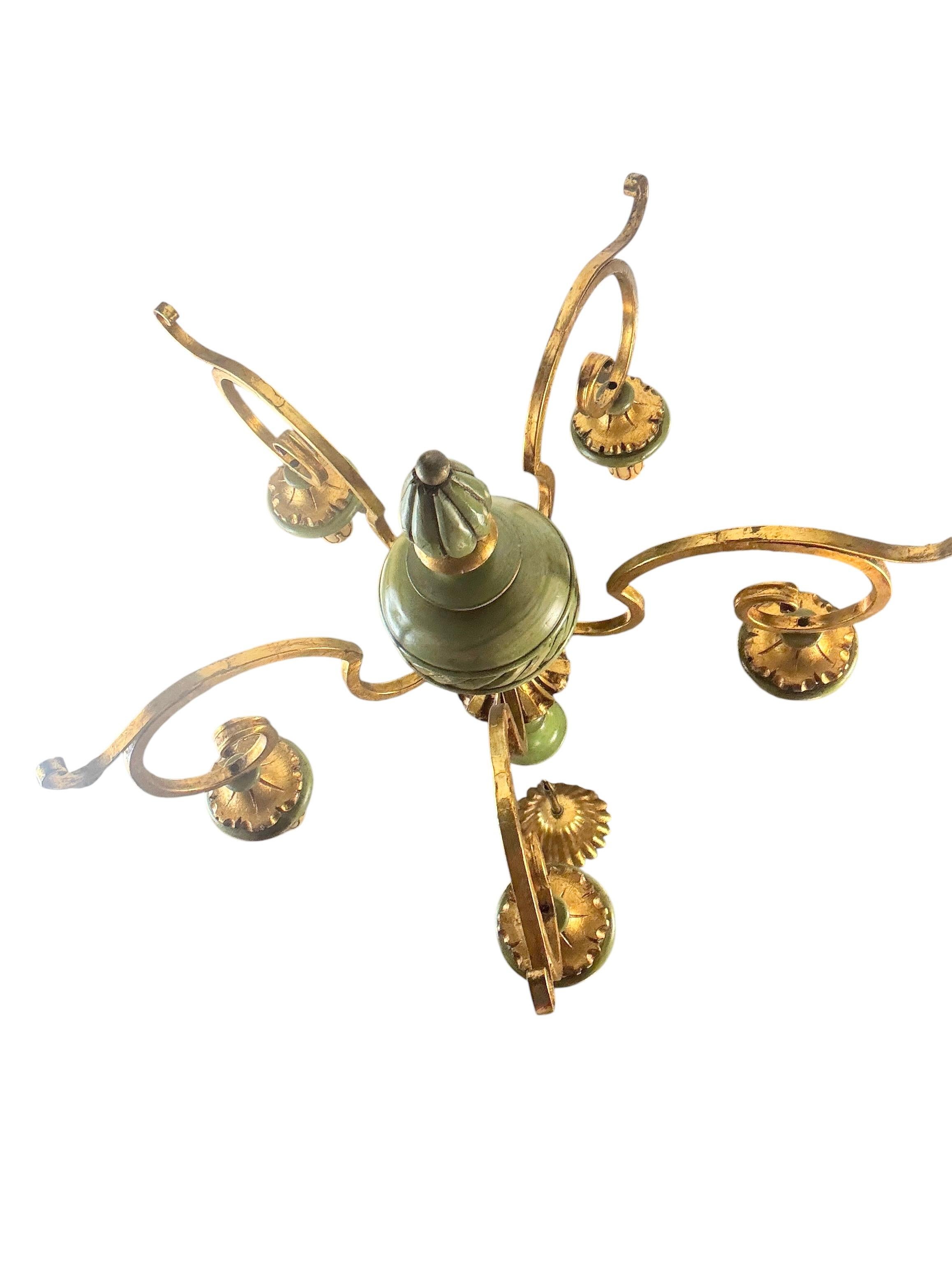 Lustre en bois vert et métal doré de style Renaissance florentine en vente 9