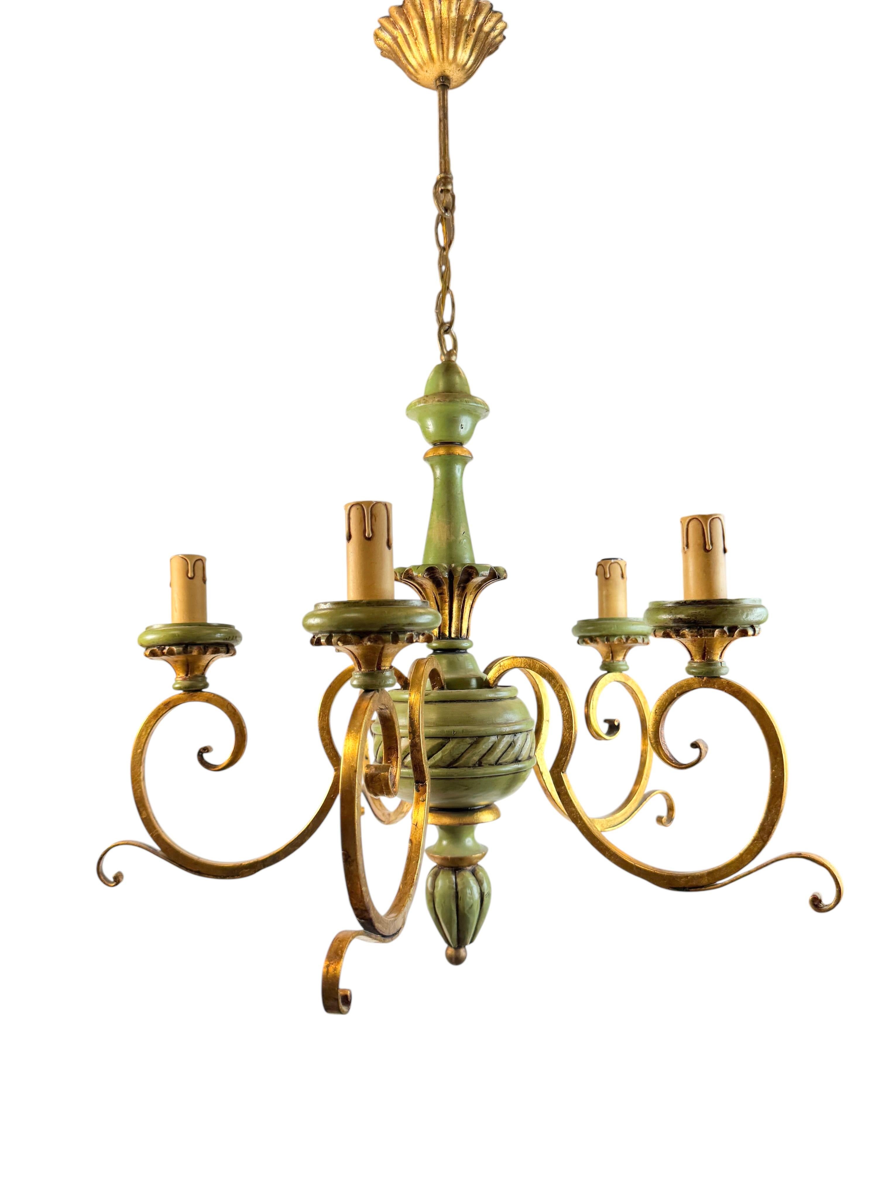 Lustre italien de la Renaissance florentine à cinq lumières en métal doré et bois laqué vert. Le luminaire nécessite 5 ampoules candélabres européennes E14, chaque ampoule pouvant atteindre 60 watts. Trouvé dans une vente immobilière à Nuremberg, en