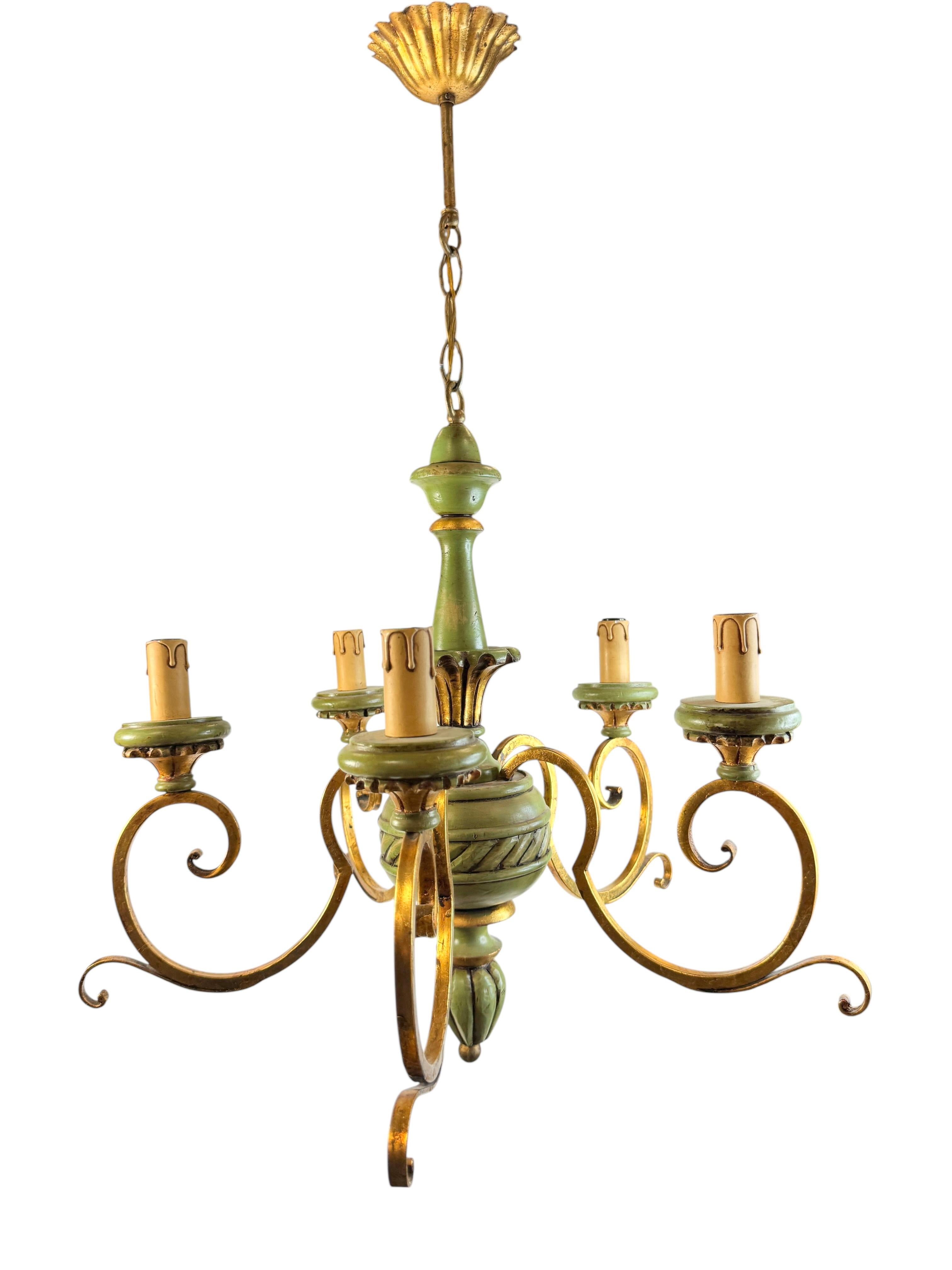 italien Lustre en bois vert et métal doré de style Renaissance florentine en vente