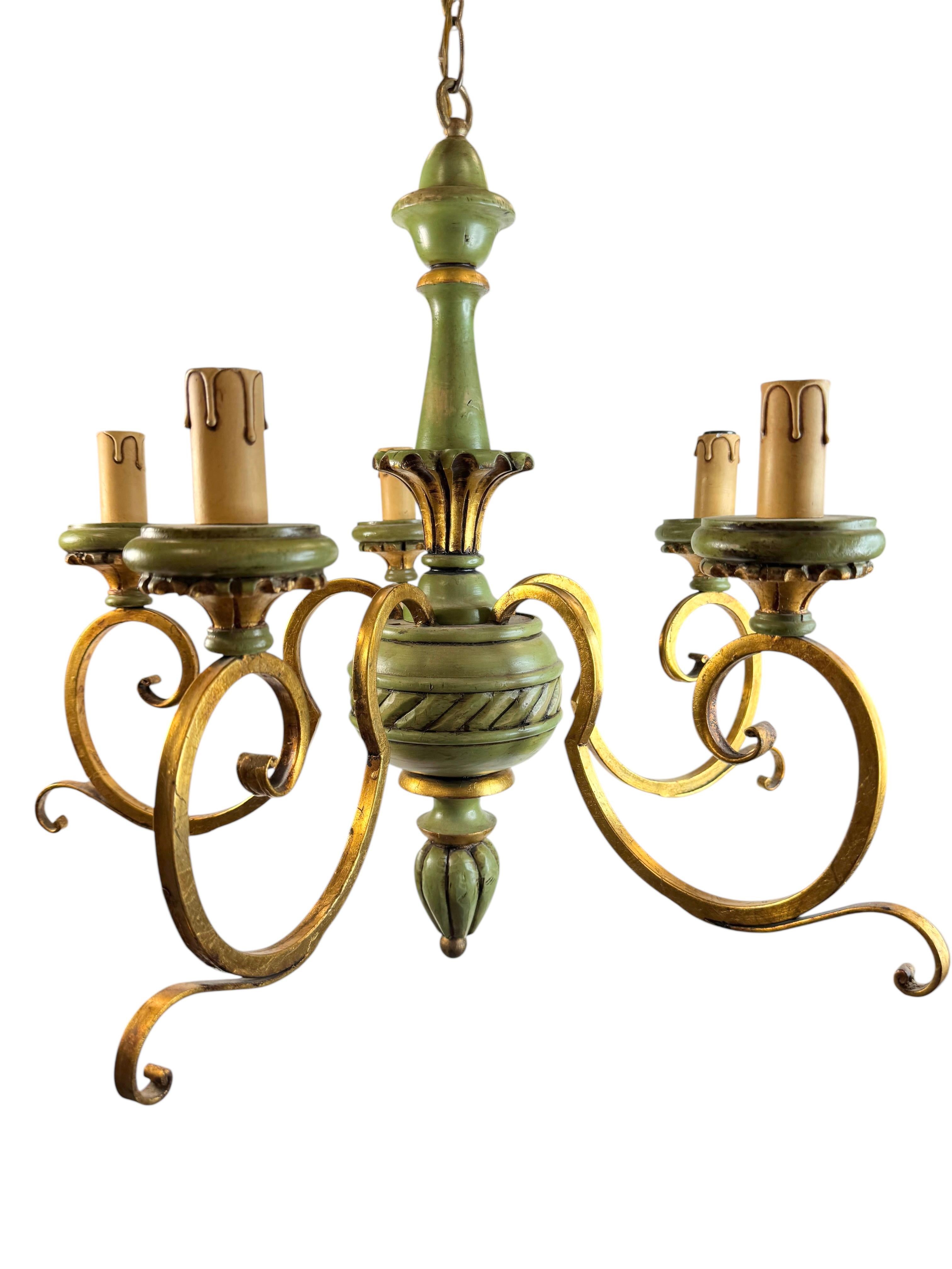 Lustre en bois vert et métal doré de style Renaissance florentine Bon état - En vente à Nuernberg, DE