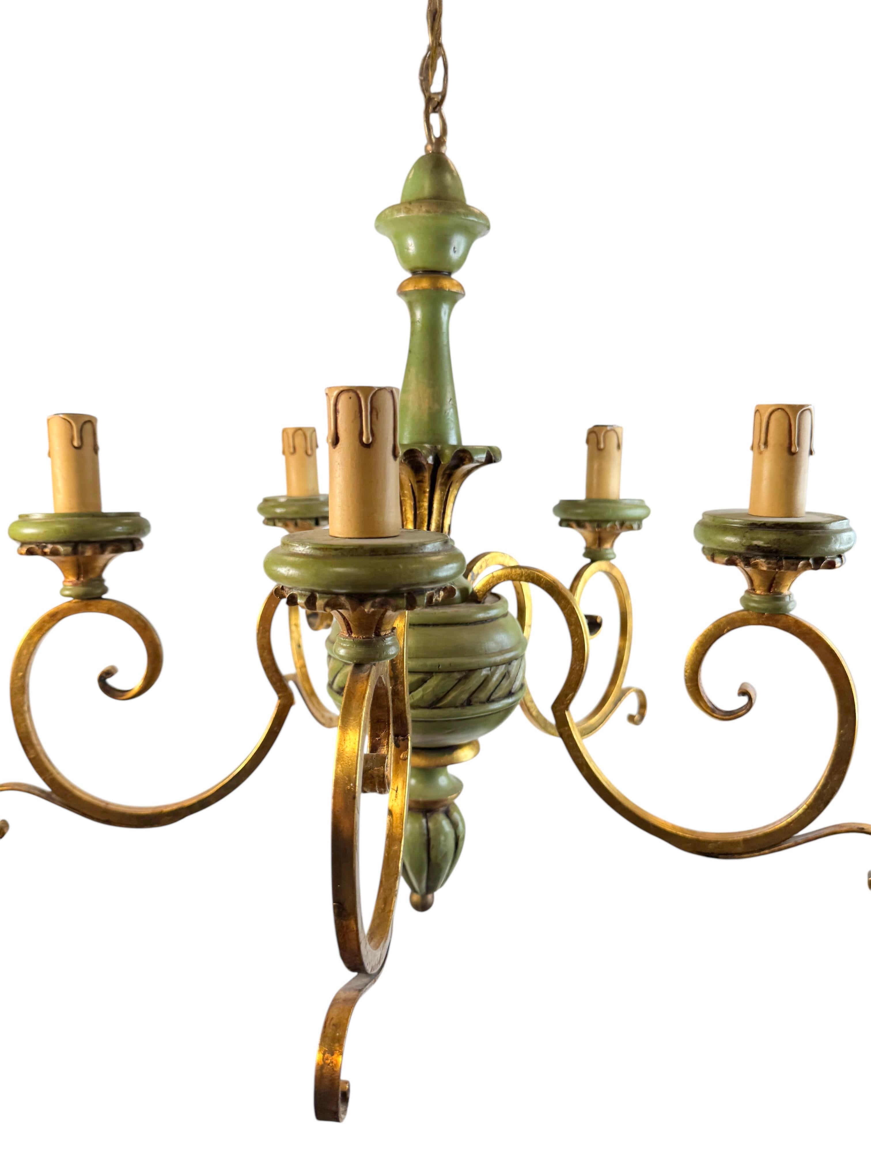 Milieu du XXe siècle Lustre en bois vert et métal doré de style Renaissance florentine en vente