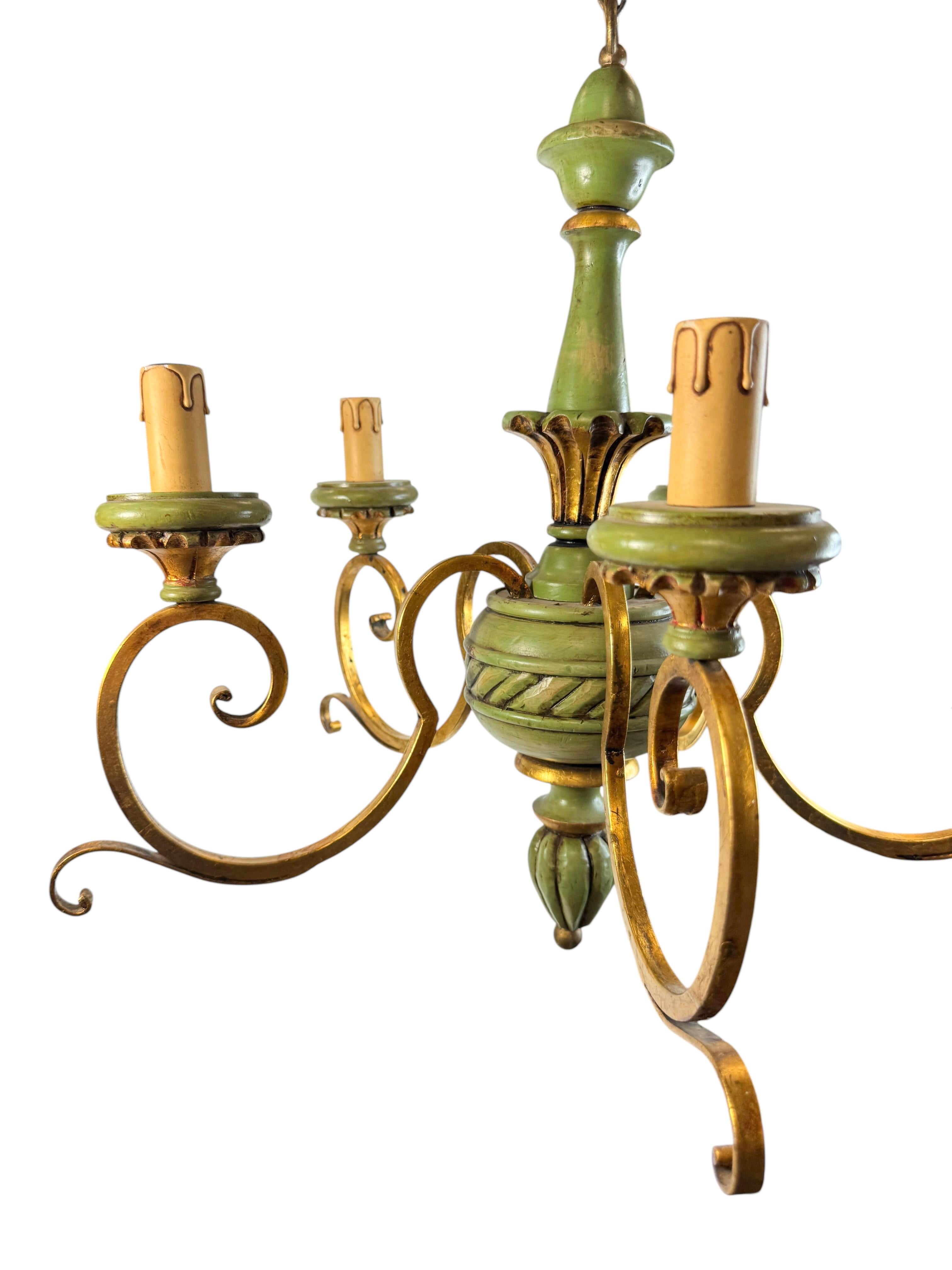 Métal Lustre en bois vert et métal doré de style Renaissance florentine en vente
