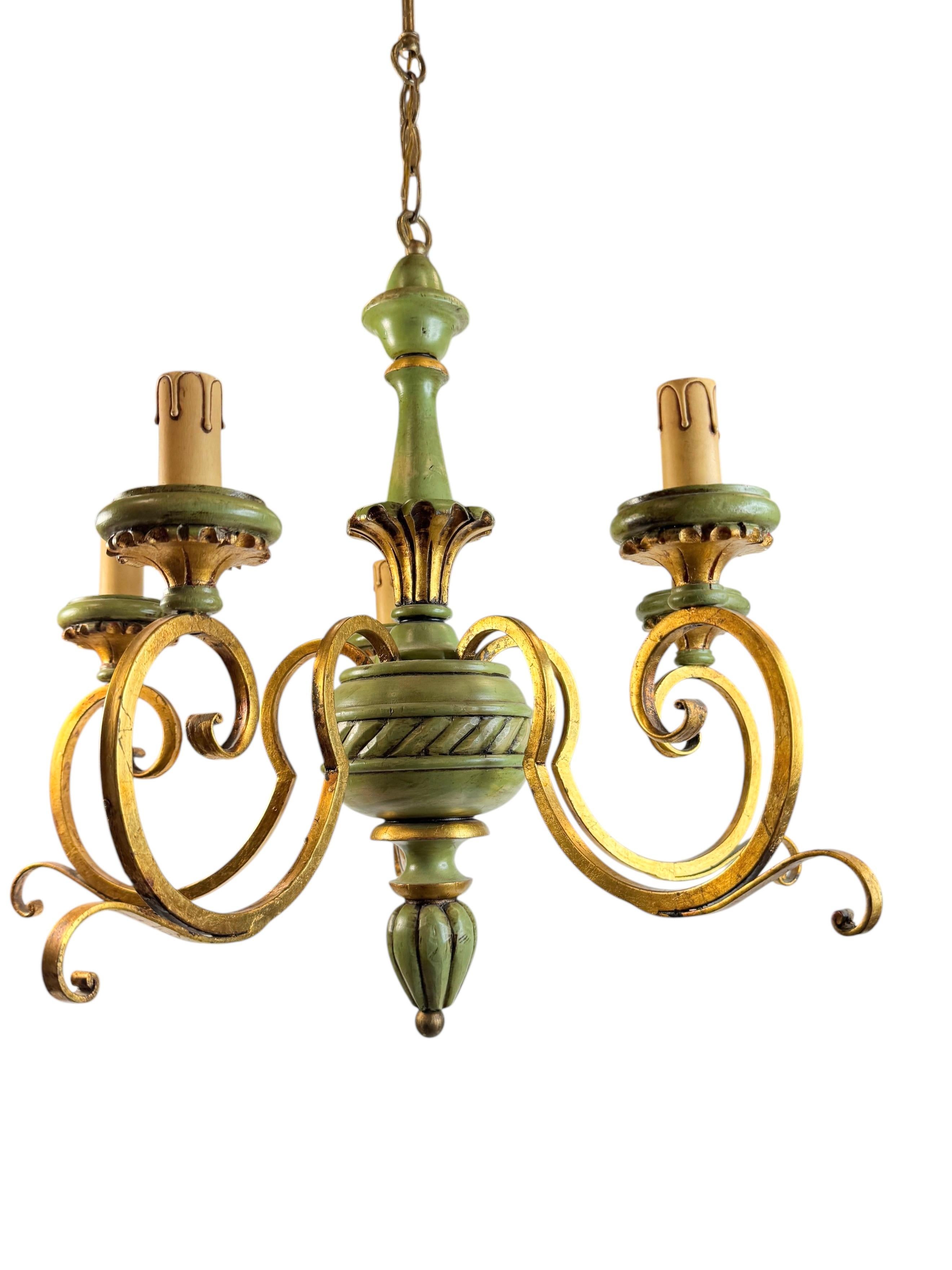 Lustre en bois vert et métal doré de style Renaissance florentine en vente 1