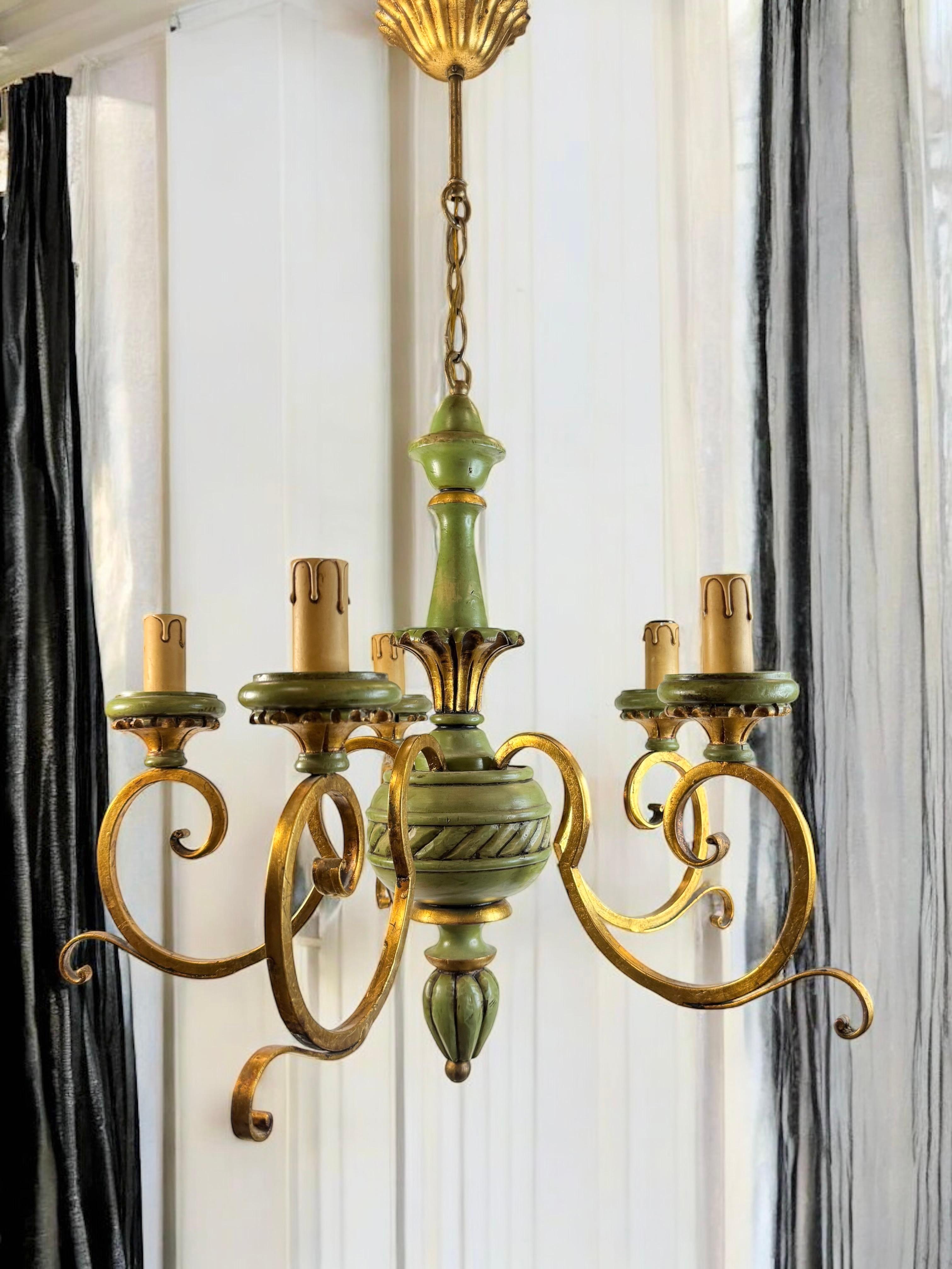 Lustre en bois vert et métal doré de style Renaissance florentine en vente 2