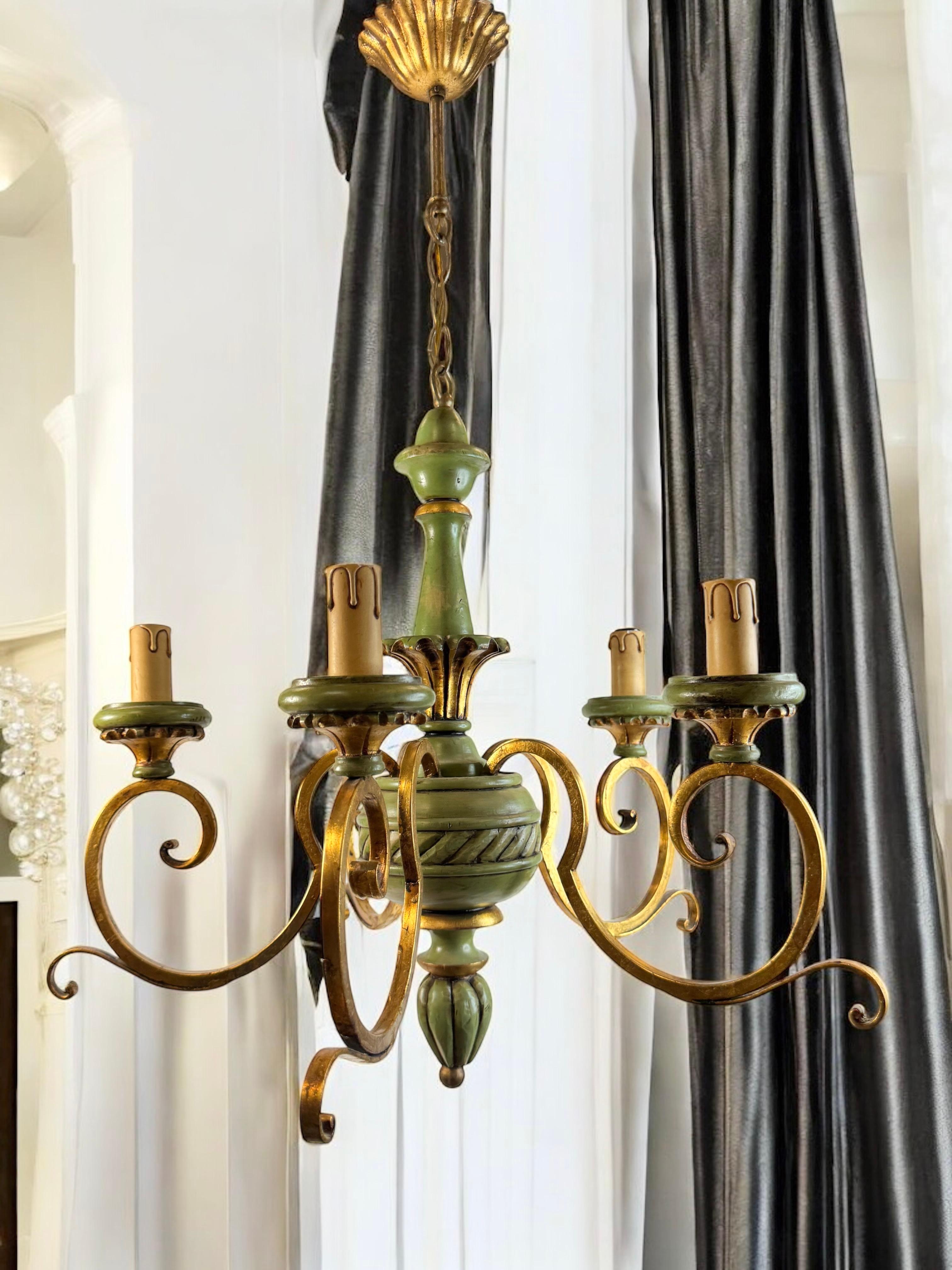 Lustre en bois vert et métal doré de style Renaissance florentine en vente 3