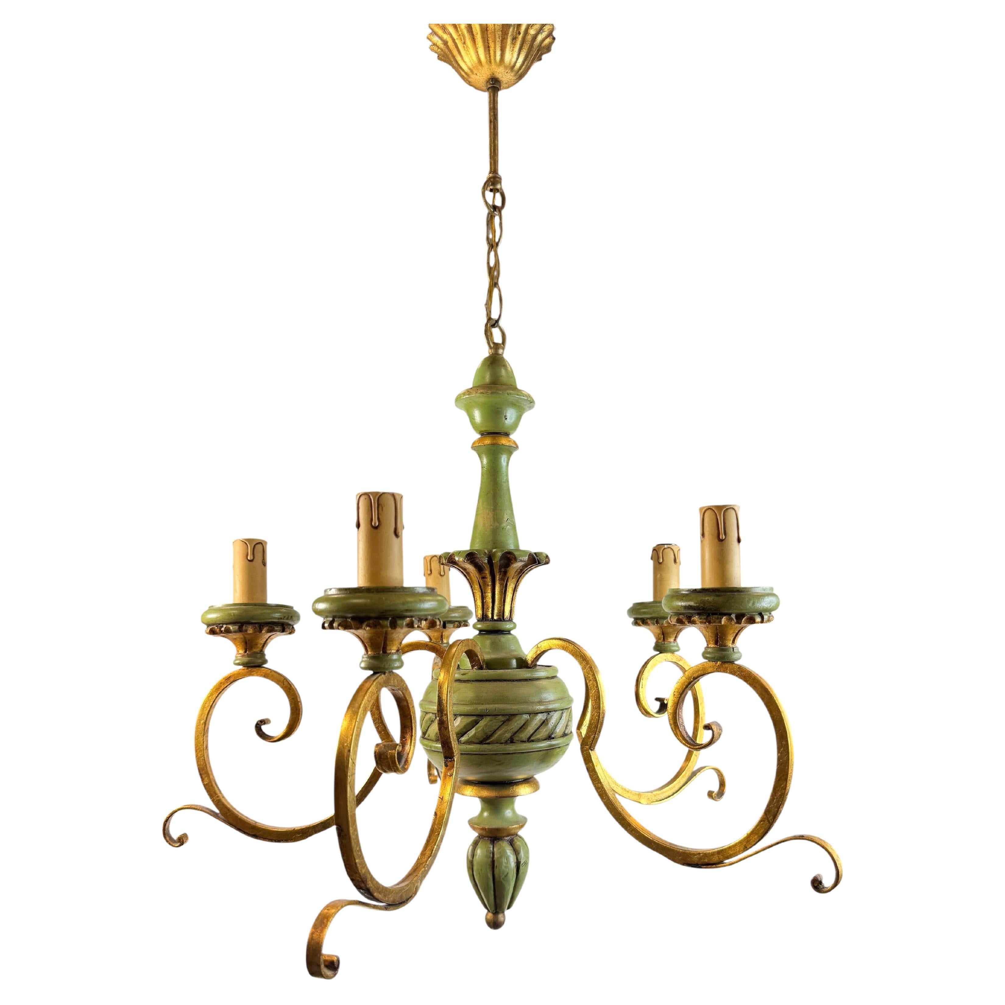 Lustre en bois vert et métal doré de style Renaissance florentine en vente