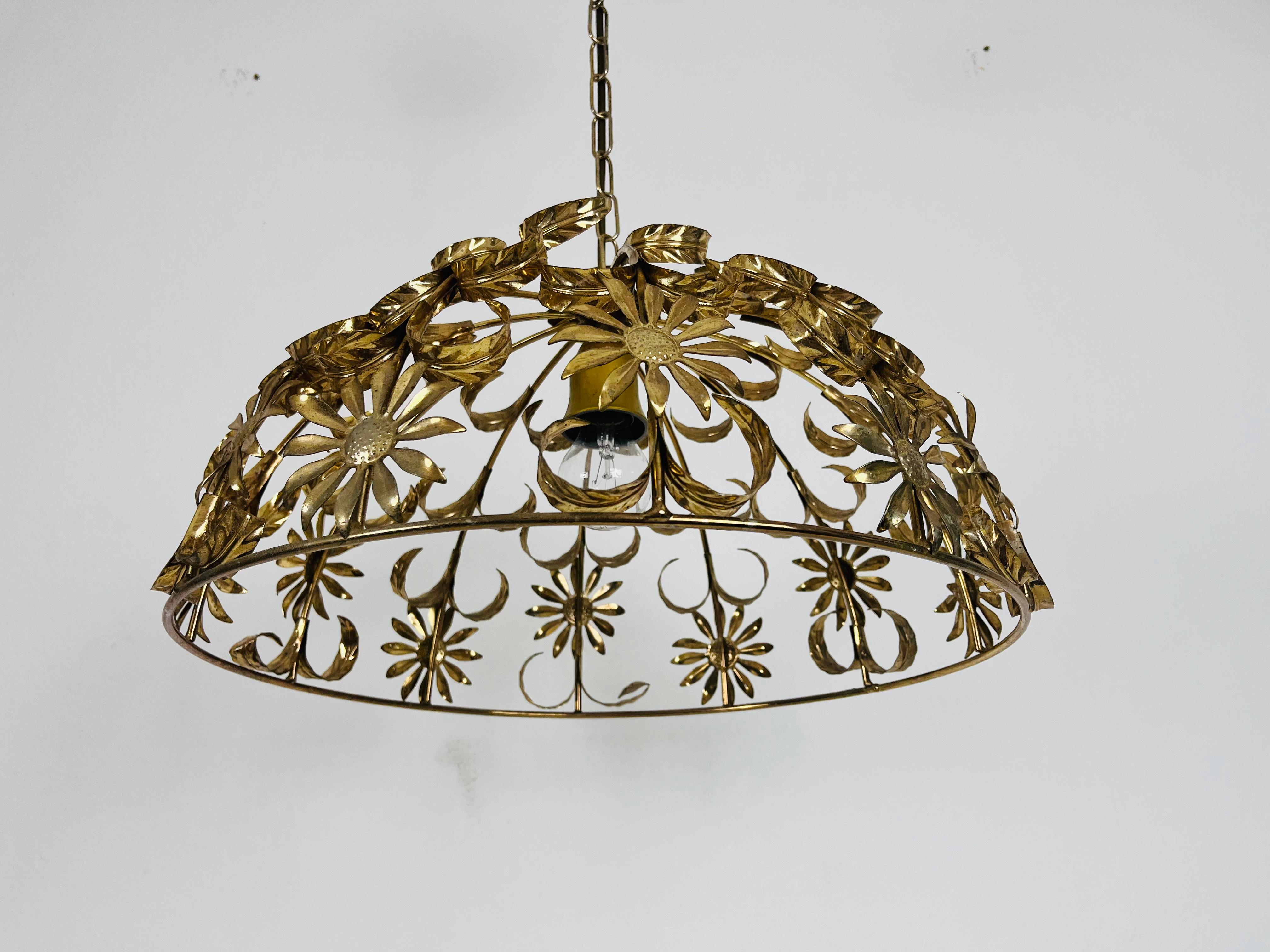 An extraordinary pendant lamp attributed to Banci made in Italy in the 1950s. The lamp has a beautiful wheat sheaf design. It is made in the period of Hollywood Regency. 

The light requires one E27 light bulb. Works with both 110/220V. Very good