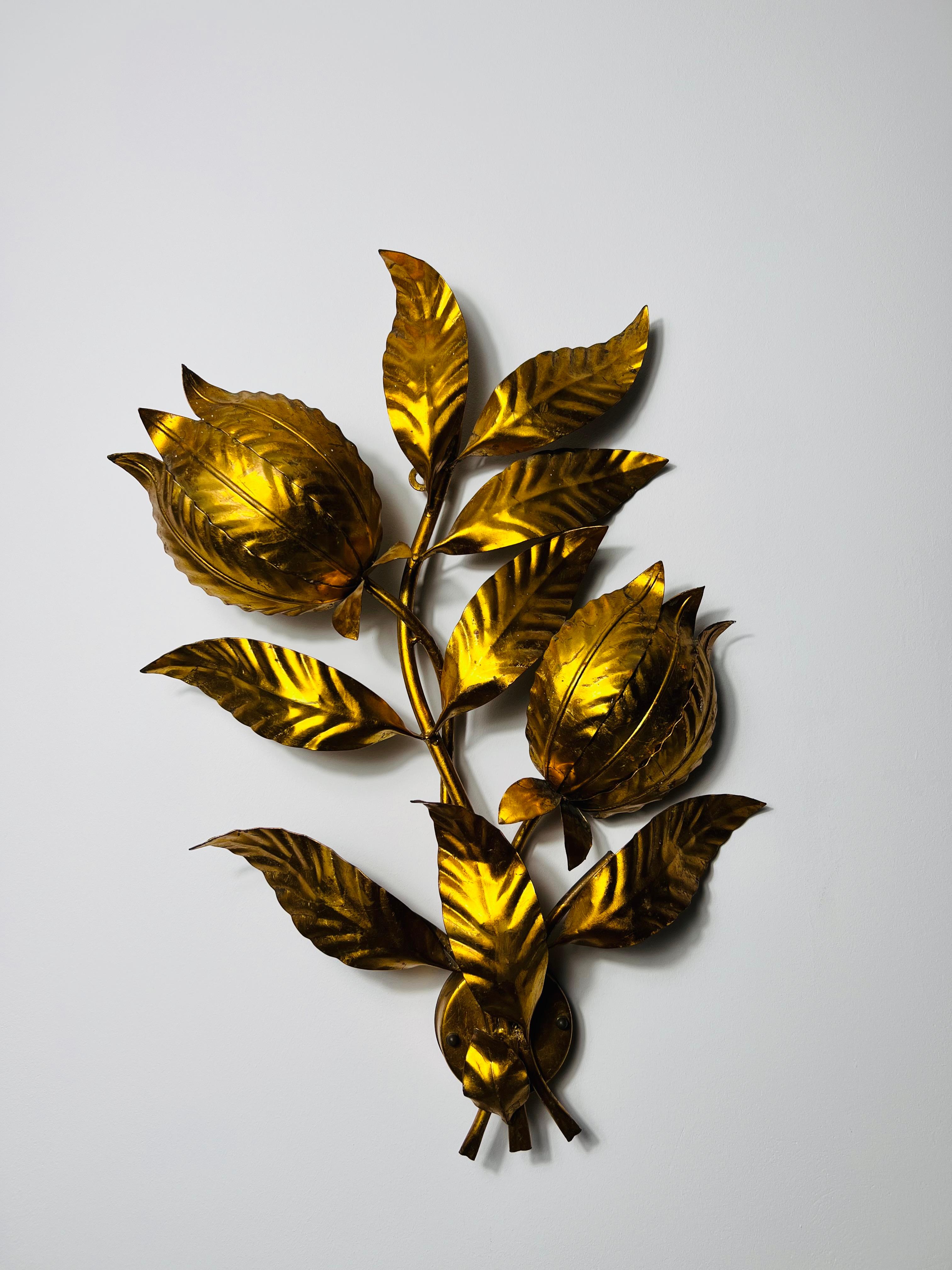 Esta extraordinaria lámpara de pared de Hans Kögl, creada en Alemania en la década de 1950, encarna la sofisticación y el encanto del estilo Hollywood Regency. Con un intrincado motivo floral, la lámpara está magistralmente elaborada para resaltar