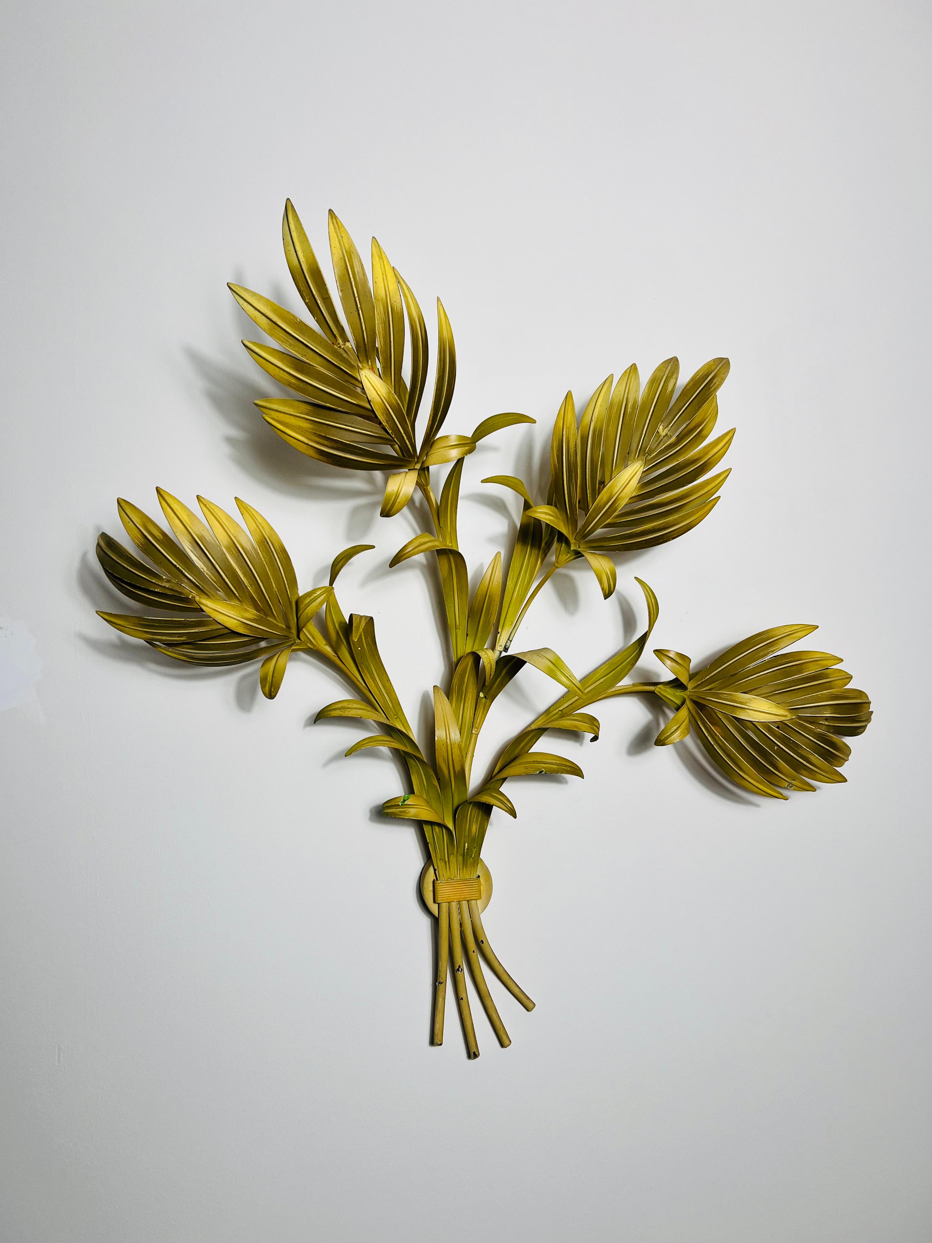 Esta lámpara de pared Florentina extragrande de la Italia de los años 60 muestra un exquisito diseño de inspiración floral, elaborado en metal pintado de verde. La lámpara capta el encanto y la elegancia de la artesanía clásica italiana, evocando la