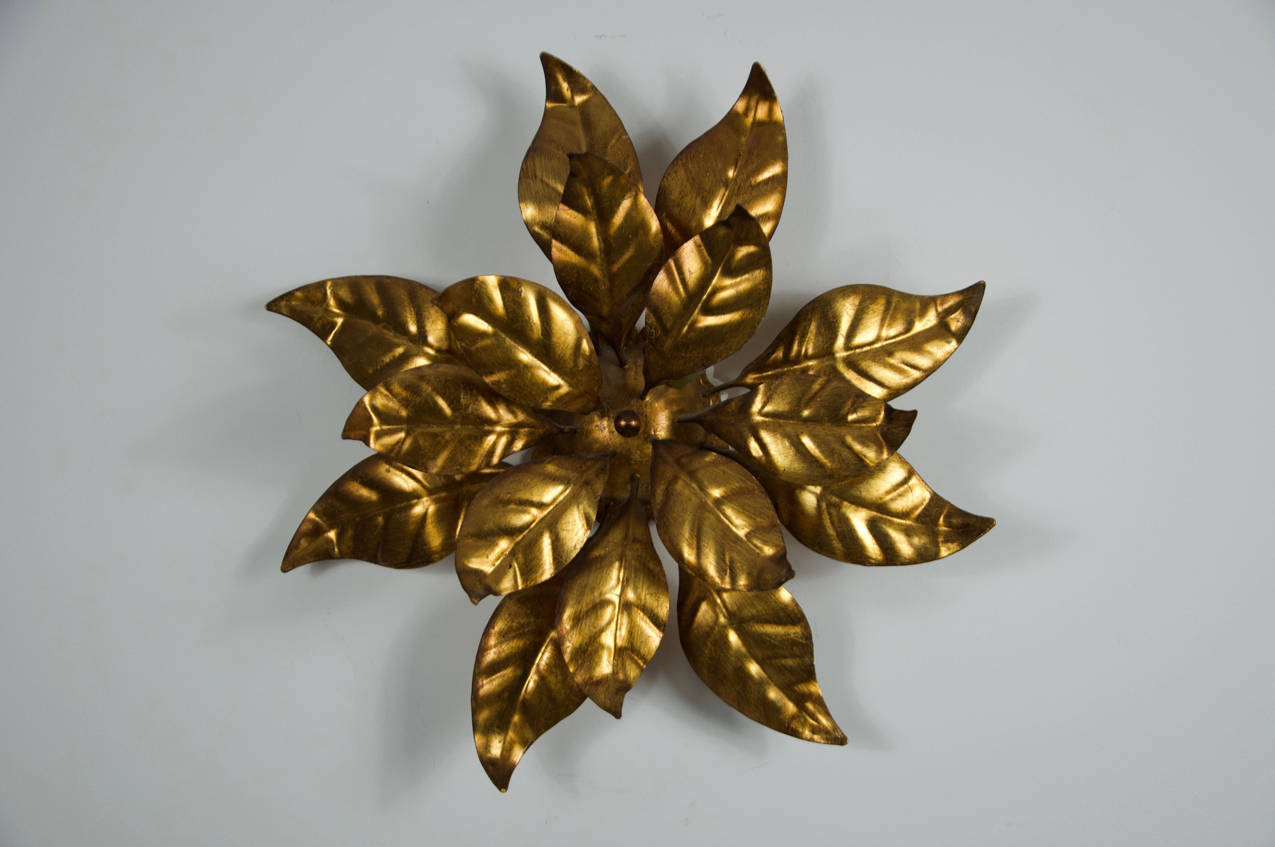 Una extraordinaria lámpara de pared de Hans Kögl, fabricada en Alemania en la década de 1960, personifica la elegancia y el encanto de la época de la Regencia de Hollywood. Esta exquisita lámpara presenta un hermoso diseño floral, meticulosamente