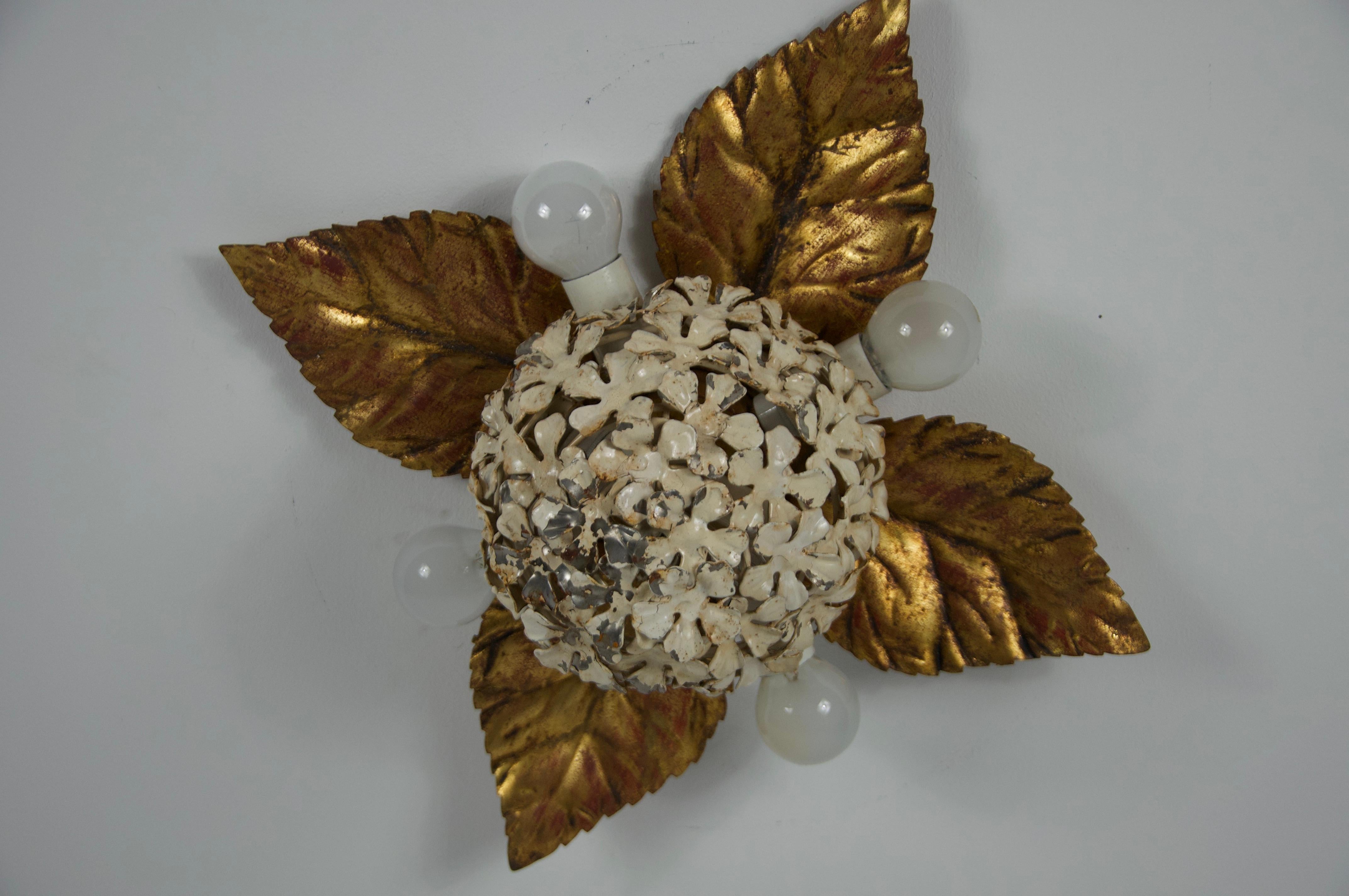 Florentine Flower Shape Wall Lamp or Flush Mount by Hans Kögl, Germany, 1960s In Good Condition For Sale In Hagenbach, DE